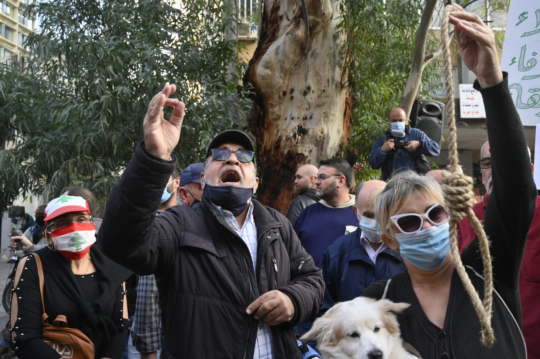  Liban: antyrządowy protest w Bejrucie. Manifestanci domagają się ustaleń po prawie czterech miesiącach od wybuchu w porcie, w którym zginęło co najmniej 200 osób, fot. EPA / WAEL HAMZEH