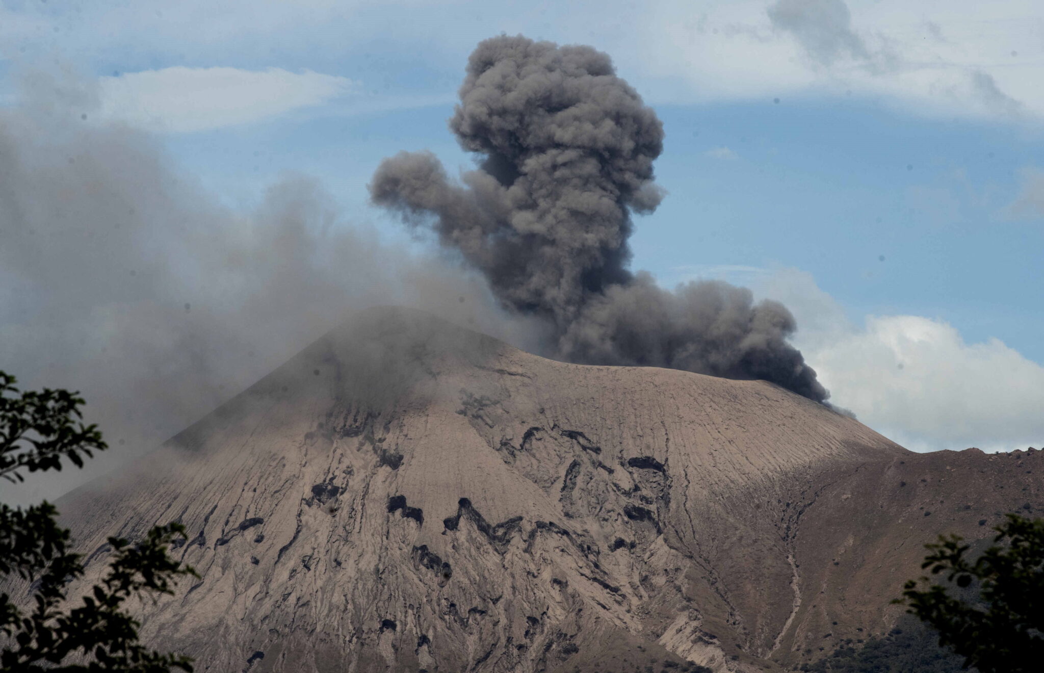 Nikaragua: wybuch wulkanu Telica w Leon. Zarejestrowano niemal 400 małych eksplozji w ciągu ostatnich 24 godzin, fot. EPA / Jorge Torres