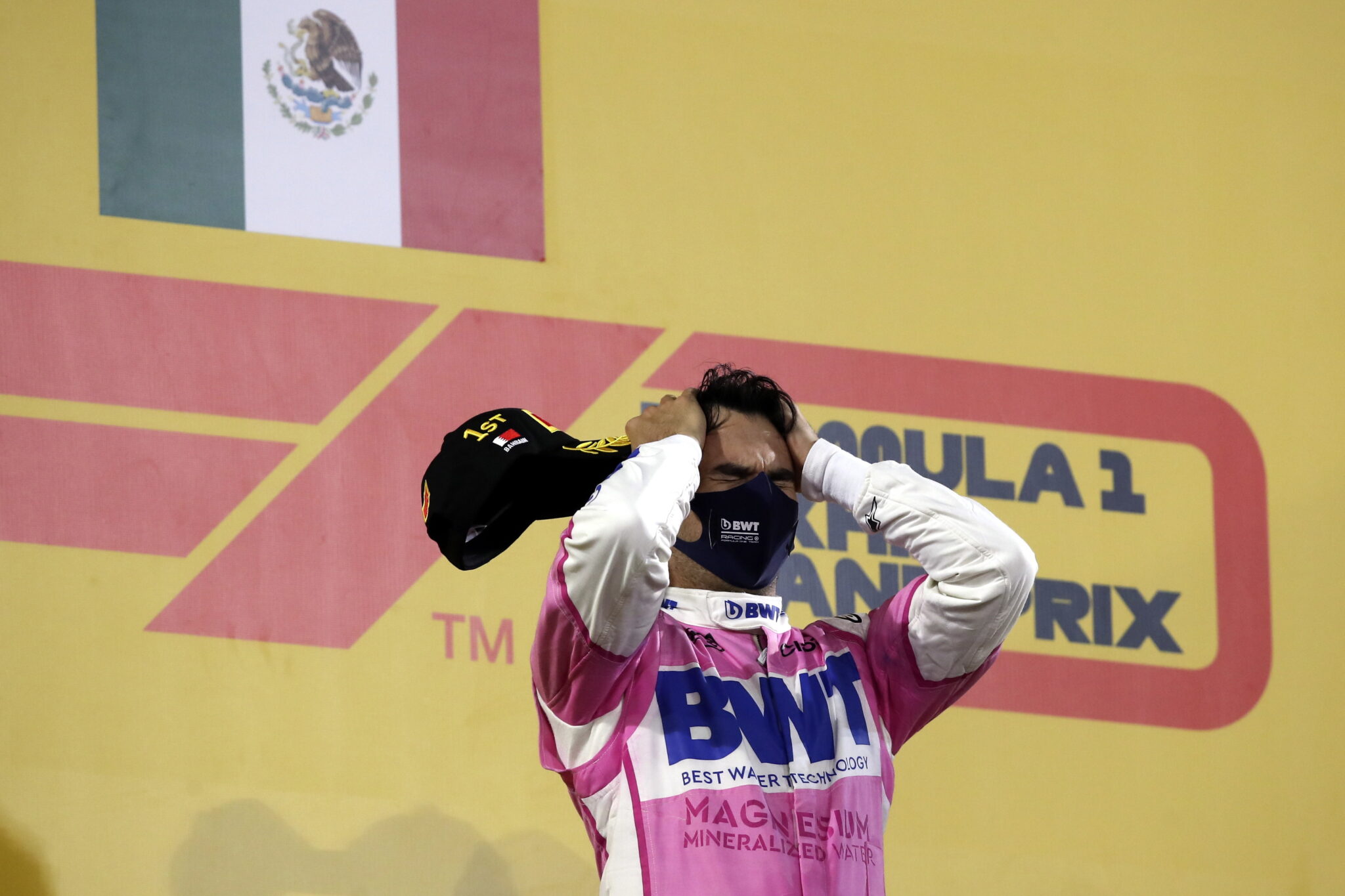 Sensacyjnym zwycięzcą GP Sakhiru został Sergio Perez. Na triumf w F1 czekał od 190 wyścigów.  EPA/TOLGA BOZOGLU / POOL 
