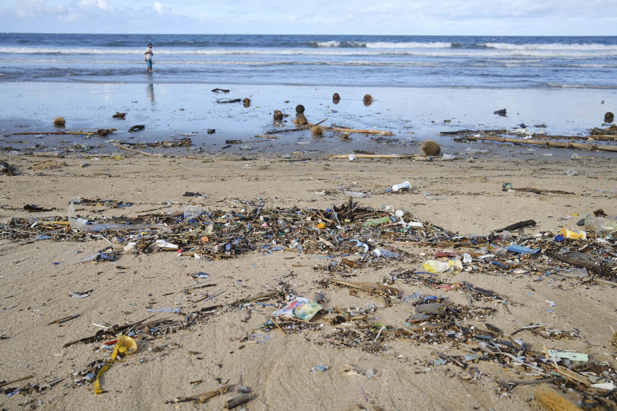  Zanieczyszczona plaża Kuta na Bali, Indonezja, fot. EPA / MADE NAGI 