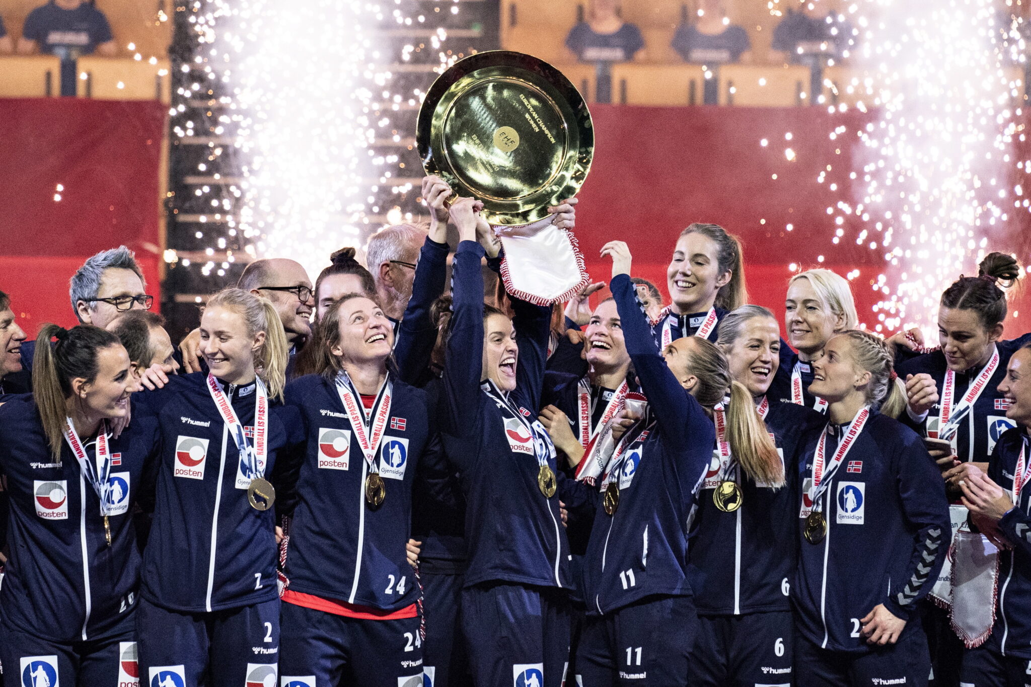 Norwegia świętuje zwycięstwo w mistrzostwach europy w piłce ręcznej kobiet. fot. EPA/HENNING BAGGER  DENMARK OUT 