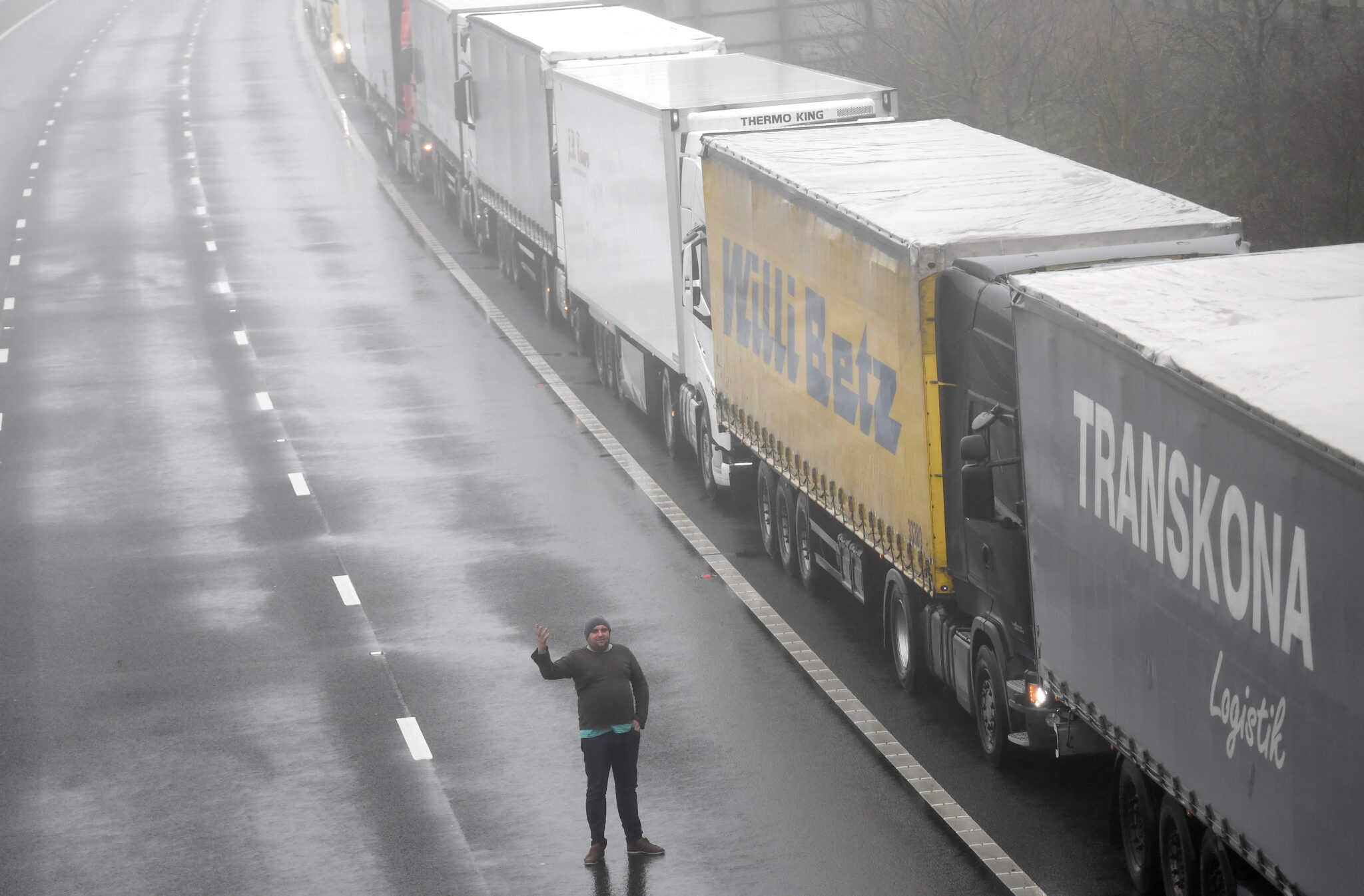 Wlk. Brytania: Ciężarówki w kolejce do portu w Dover. Francja zamknęła granicę z Wielką Brytanią na 48 godzin z powodu obaw o nowy wariant koronawirusa, fot. EPA / NEIL