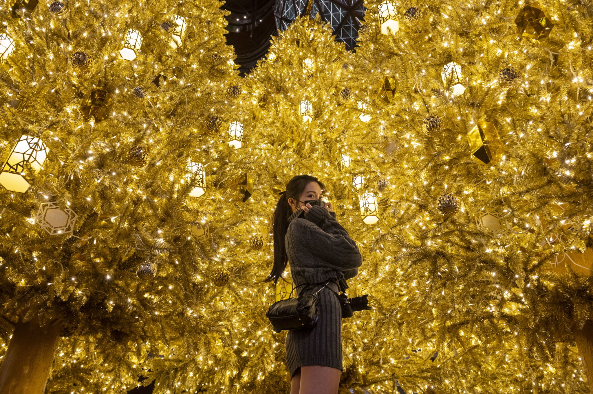 Złote choinki przy centrum handlowym w Hongkongu, fot.  EPA/Miguel Candela 