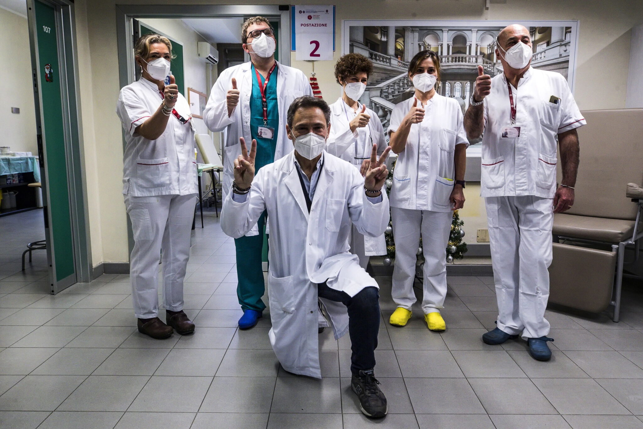 Szpital w Rzymie i pierwsza grupa medyków zaszczepionych przeciwko COVID-19, fot. EPA / ANGELO CARCONI 