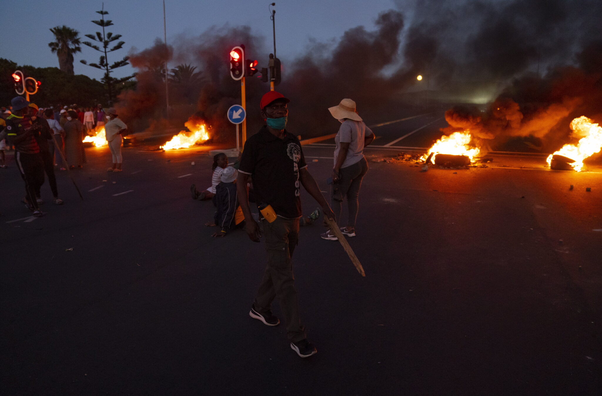 Mieszkańcy RPA protestują wobec braku reakcji i pomocy władz w następstwie niszczycielskiego pożaru. Około 4tys osób zostało z tego powodu wysiedlonych, fot. EPA / NIC BOTHMA 