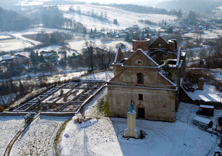 Klasztor Karmelitów w Zagórzu fot. PAP/Darek Delmanowicz