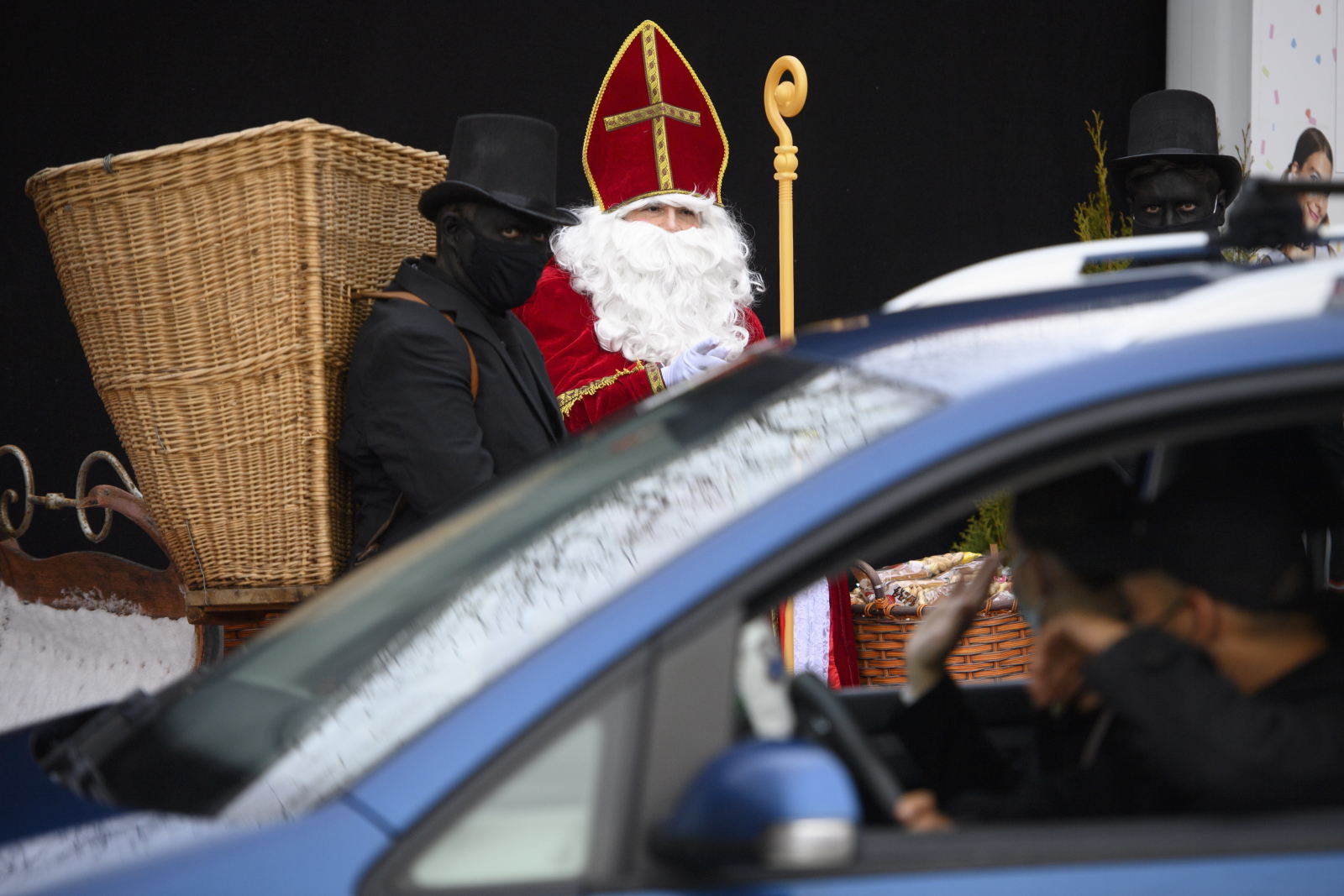 Święty Mikołaj w Szwajcarii  EPA/LAURENT GILLIERON 
