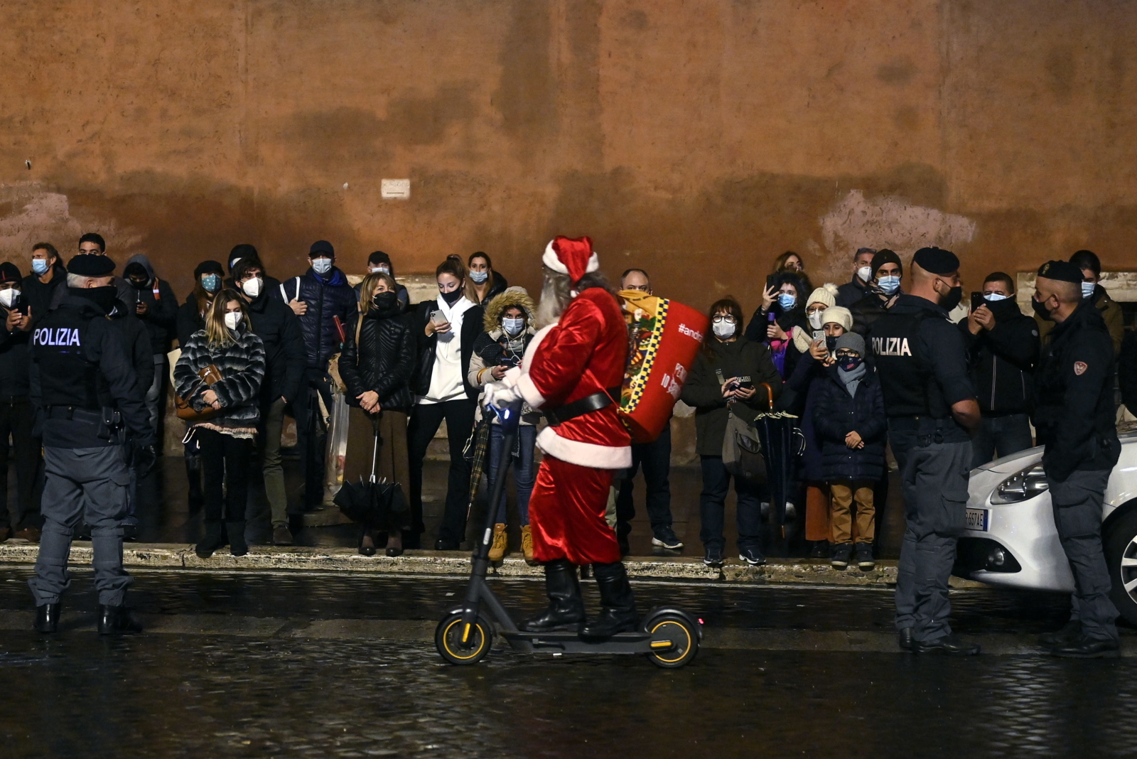 piazza Venezia i św Mikołaj podczas inauguracji sezonu świątecznego we Włoszech. Fot. EPA/Riccardo Antimiani 
Dostawca: PAP/EPA.