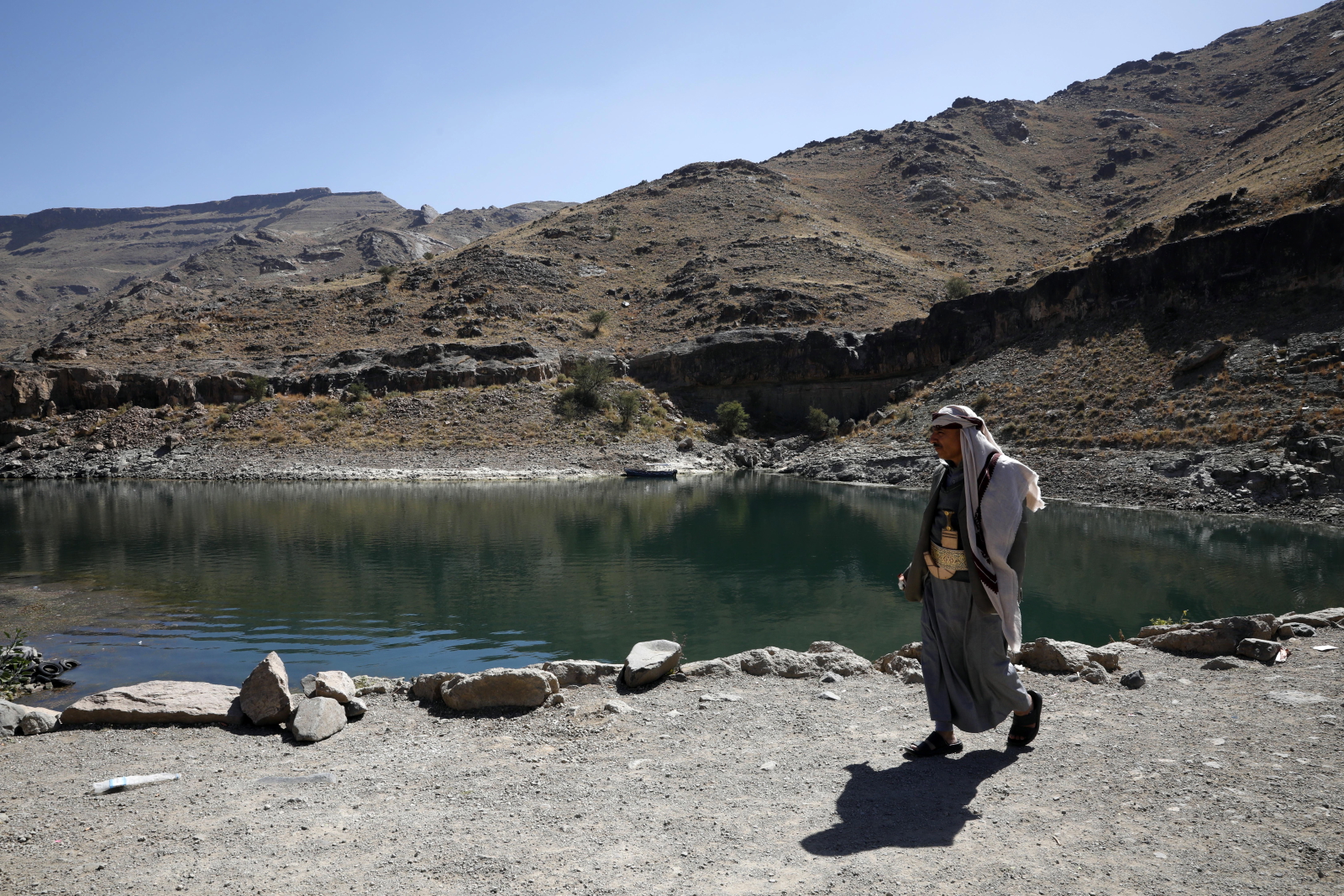 Mężczyzna odwiedza zbiornik zaporowy u podnóża gór w Międzynarodowy Dzień Gór, na obrzeżach Sany w Jemenie. Fot. EPA/YAHYA ARHAB 