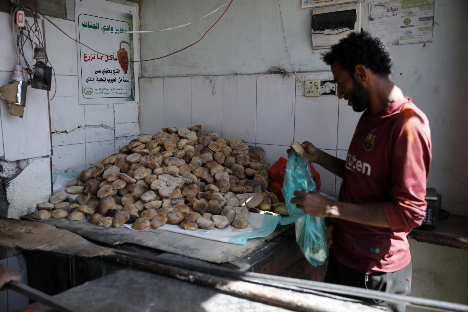 Kryzys humanitarny w Jemenie fot. EPA/YAHYA ARHAB 
