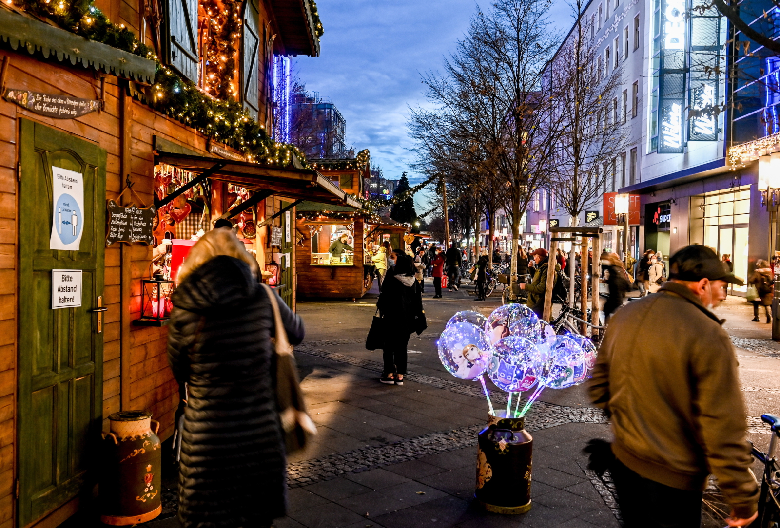 Przedświąteczne zakupy na ulicach Berlina. Fot. EPA/FILIP SINGER 