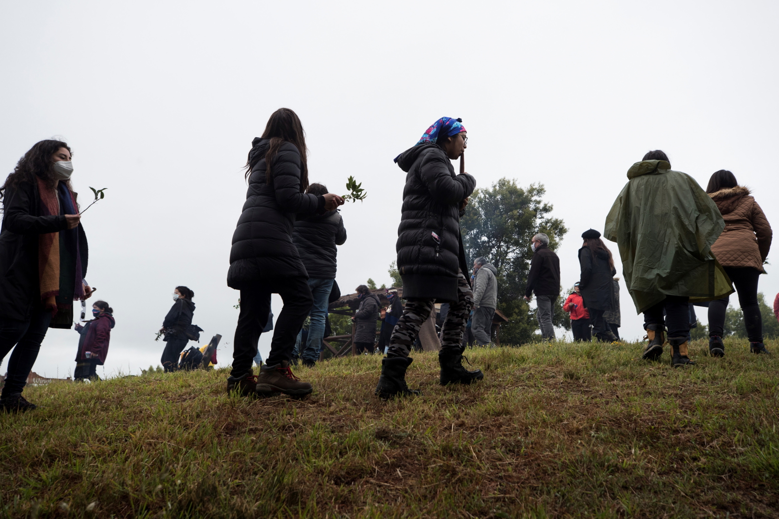  Członkowie społeczności Mateo Nahuelpan, należący do rdzennych mieszkańców Mapuche, wykonują rytuał przodków zwany „rogativa” przed całkowitym zaćmieniem słońca w Monkul, region La Araucania, Chile. Fot. EPA / Alberto Valdes