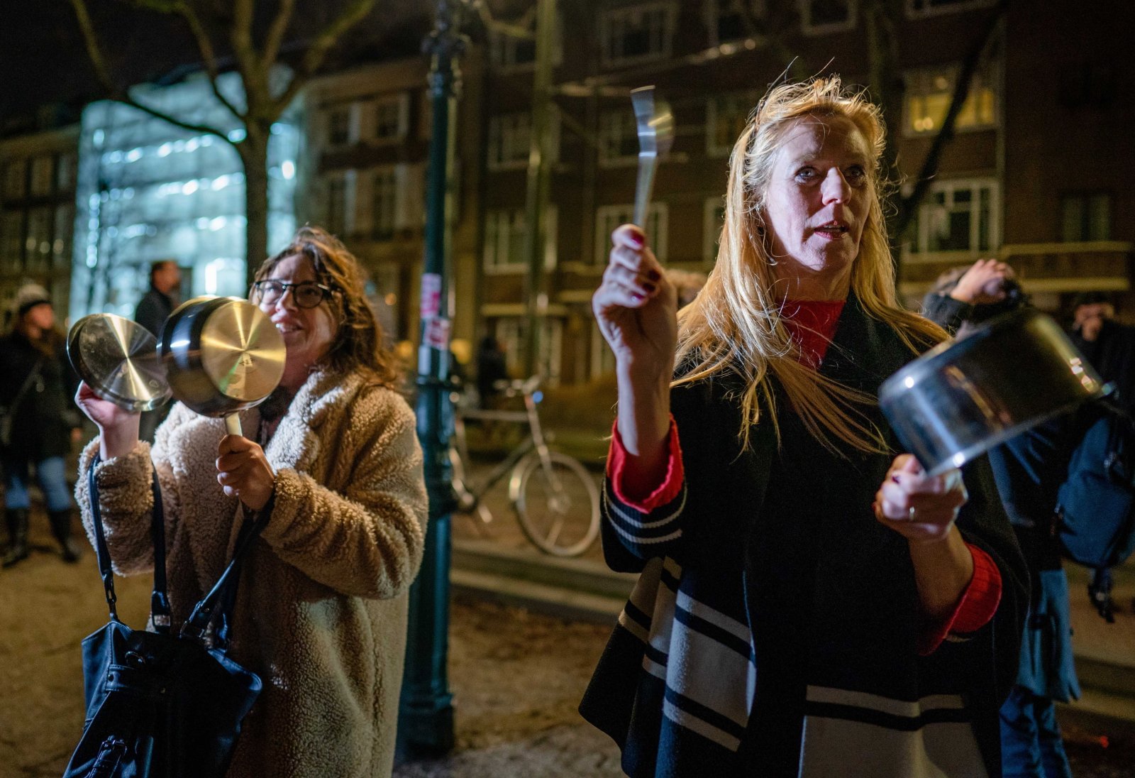 Protest przeciwko całkowitemu lockdownowi wprowadzonemu dzisiaj przez Holandię. Fot.  EPA/BART MAAT 