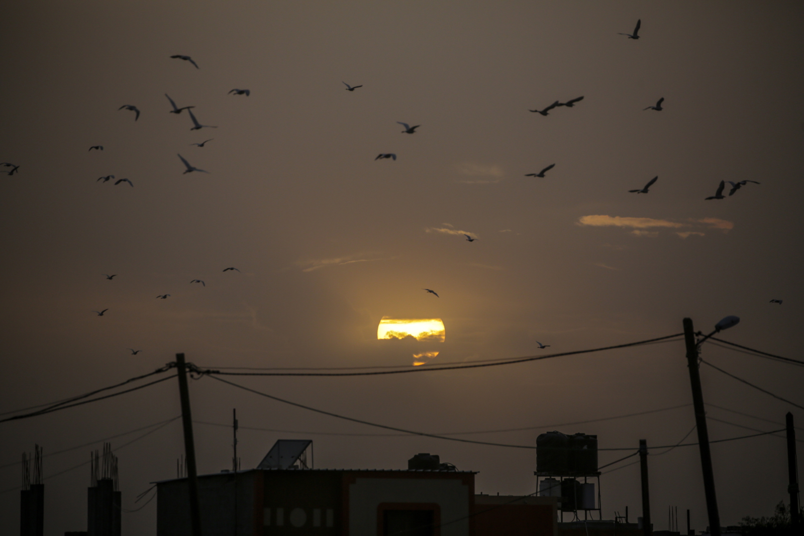 Zachód słońca w Gazie fot. EPA/MOHAMMED SABER 
