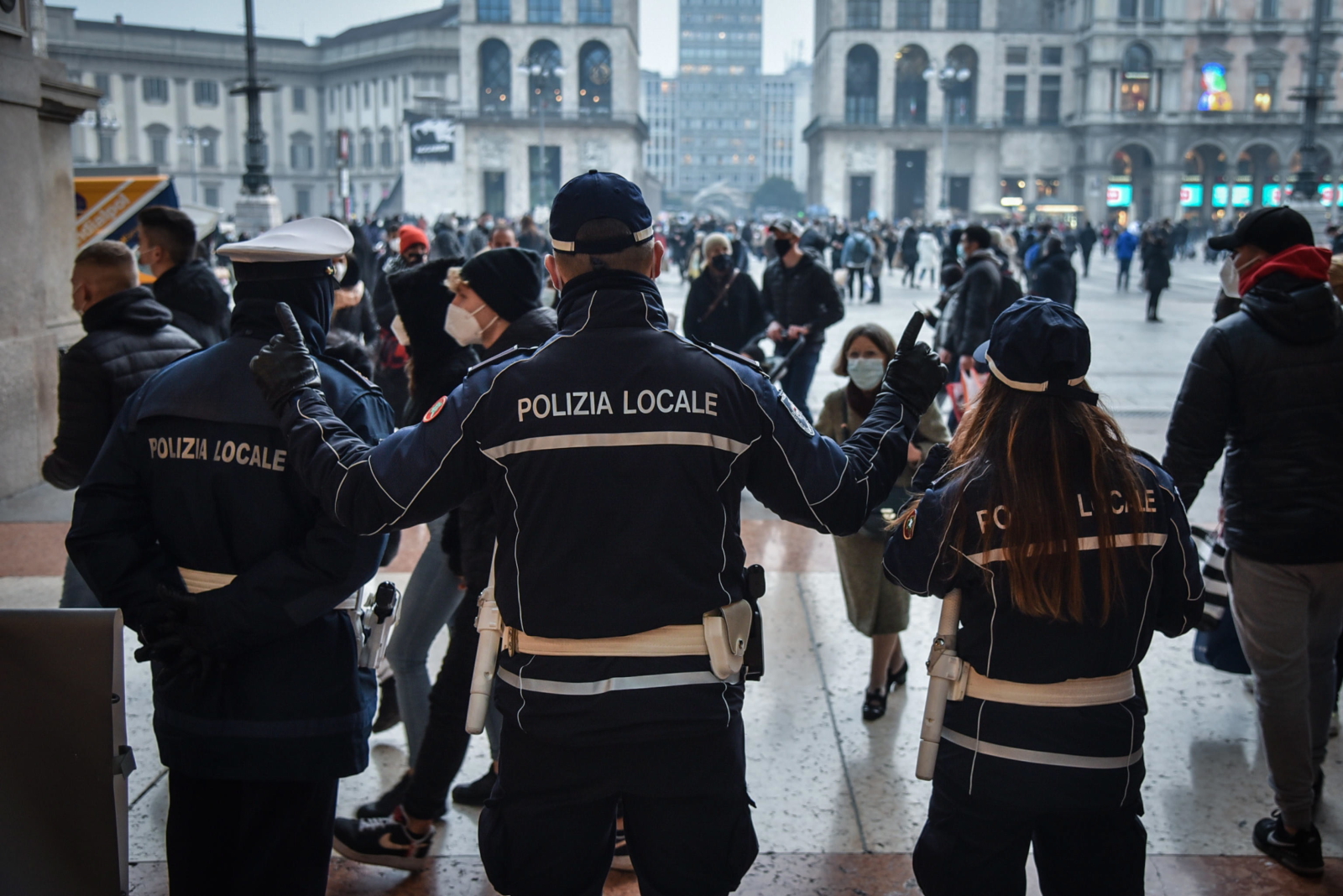 Zakupy przedświąteczne we włoskim Milanie koordynuje policja. Fot. EPA/MATTEO CORNER 