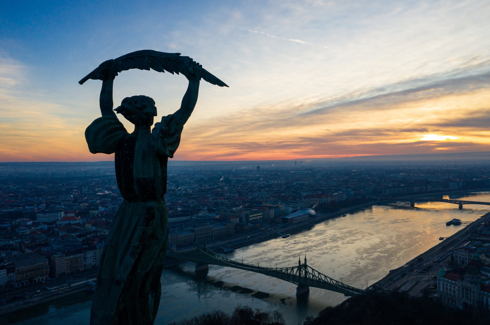 Zachód słońca w Budapeszcie fot. EPA/Balazs Mohai HUNGARY OUT 
