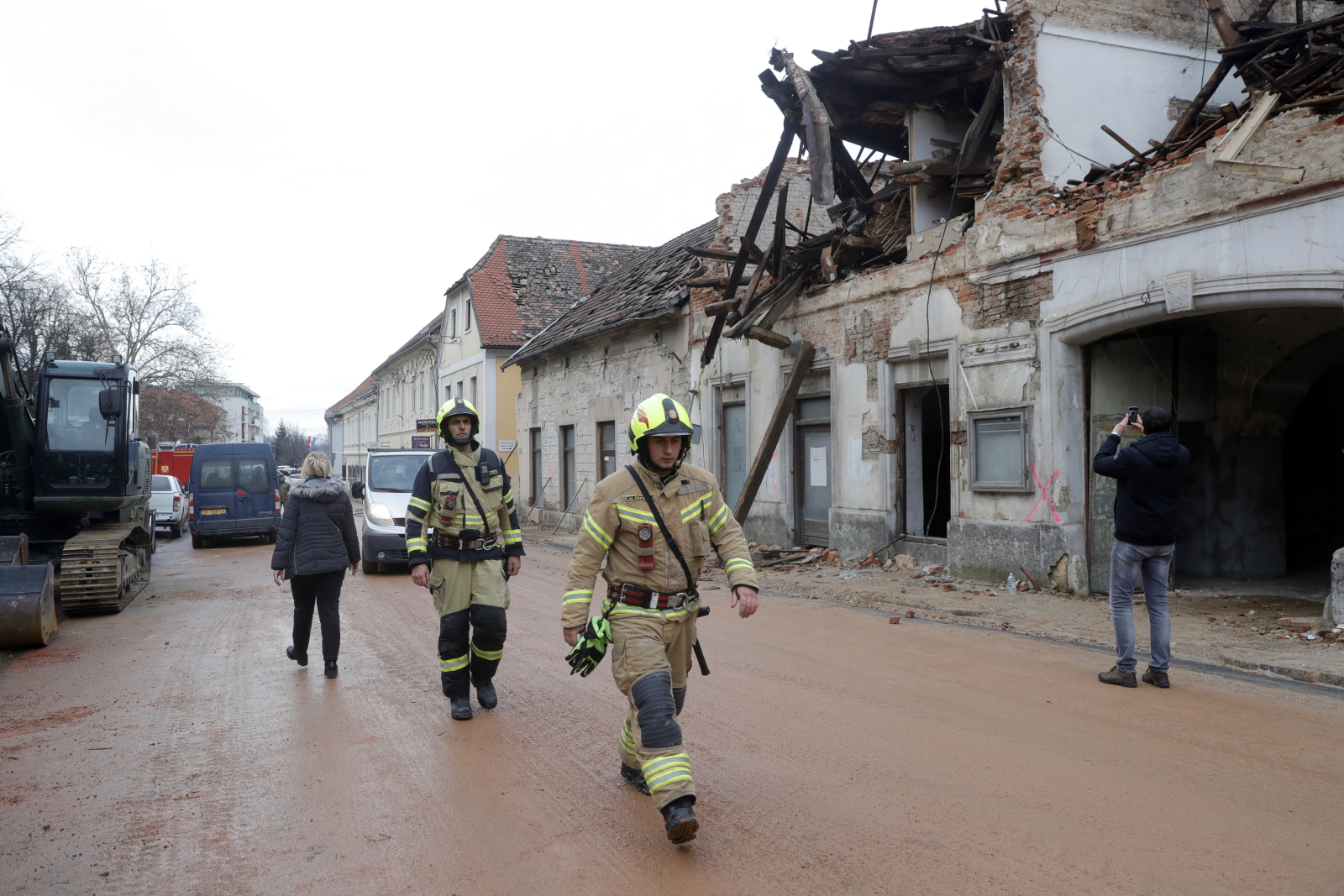Prace strażaków w Chorwacji po trzęsieniu ziemi fot. EPA/ANTONIO BAT .