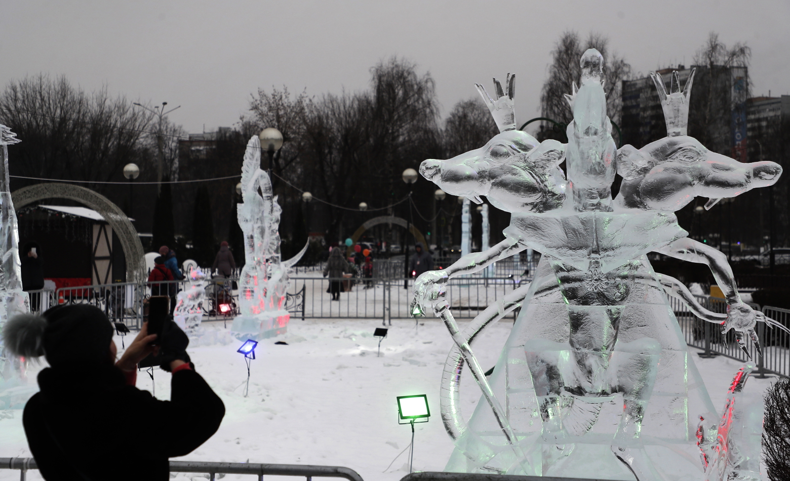 Rzeźby lodowe fot. EPA/MAXIM SHIPENKOV 