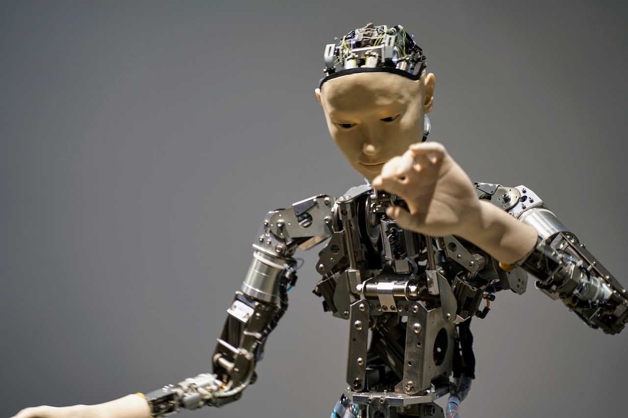 Raport: blisko 80 proc. Polaków przystałoby na wykorzystanie robotów humanoidalnych w sklepach