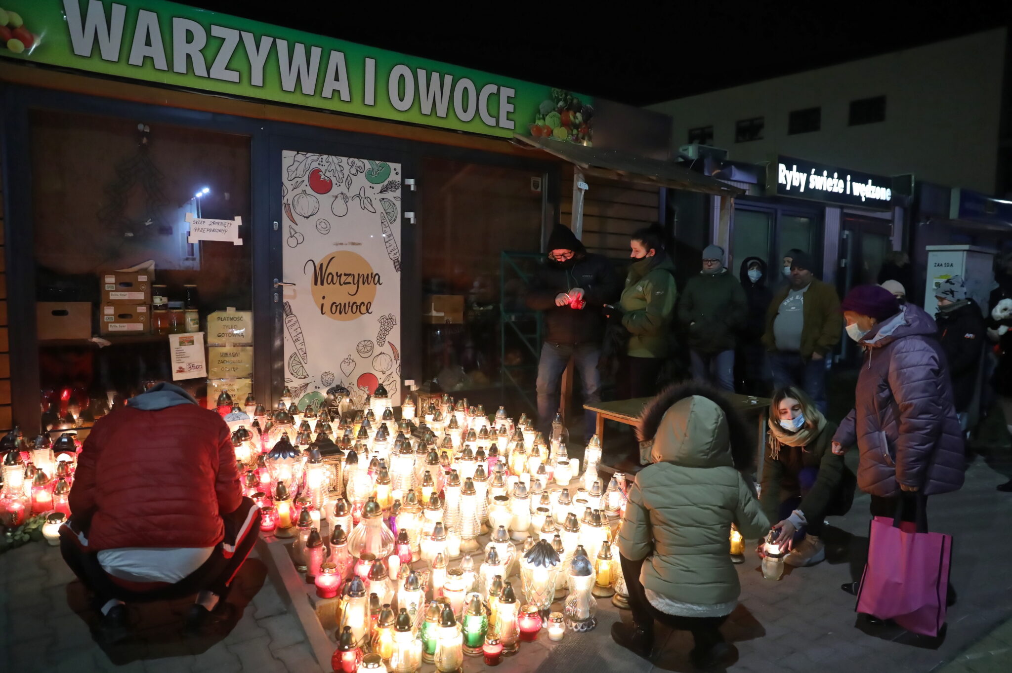 Spotkanie mieszkańców w Ząbkach pod Warszawą; w miejscu, w którym został zaatakowany 67-letni właściciel sklepu. Mężczyzna zmarł po przewiezieniu do szpitala, fot. PAP/Tomasz Gzell