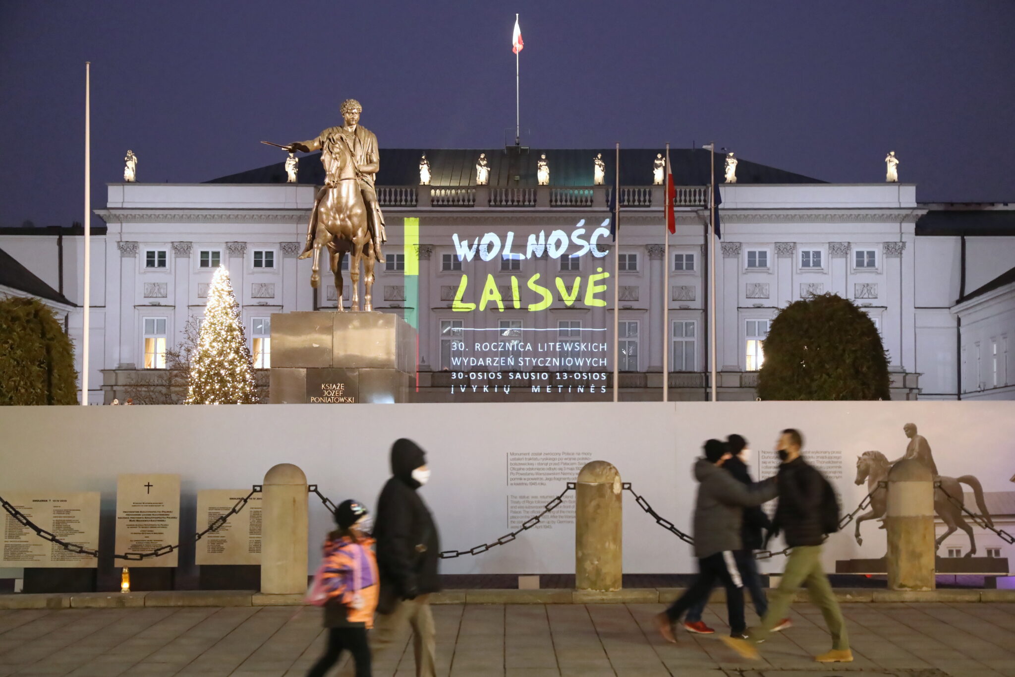 Warszawa. Symboliczna iluminacja ze słowem 