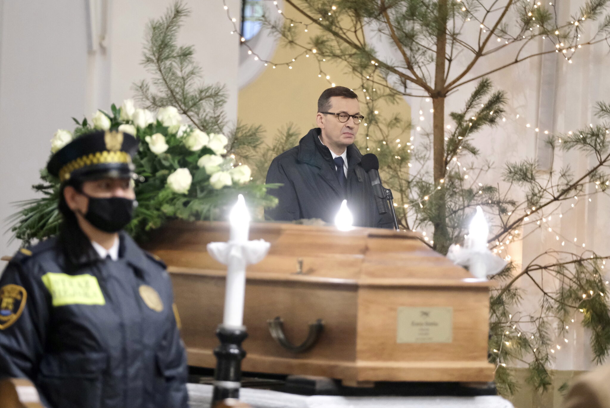 Katowice: premier Mateusz Morawiecki uczestniczy w uroczystościach pogrzebowych malarza prymitywisty Erwina Sówki.  Erwin Sówka zmarł 21 stycznia . w wieku 84 lat. fot. PAP/Hanna Bardo