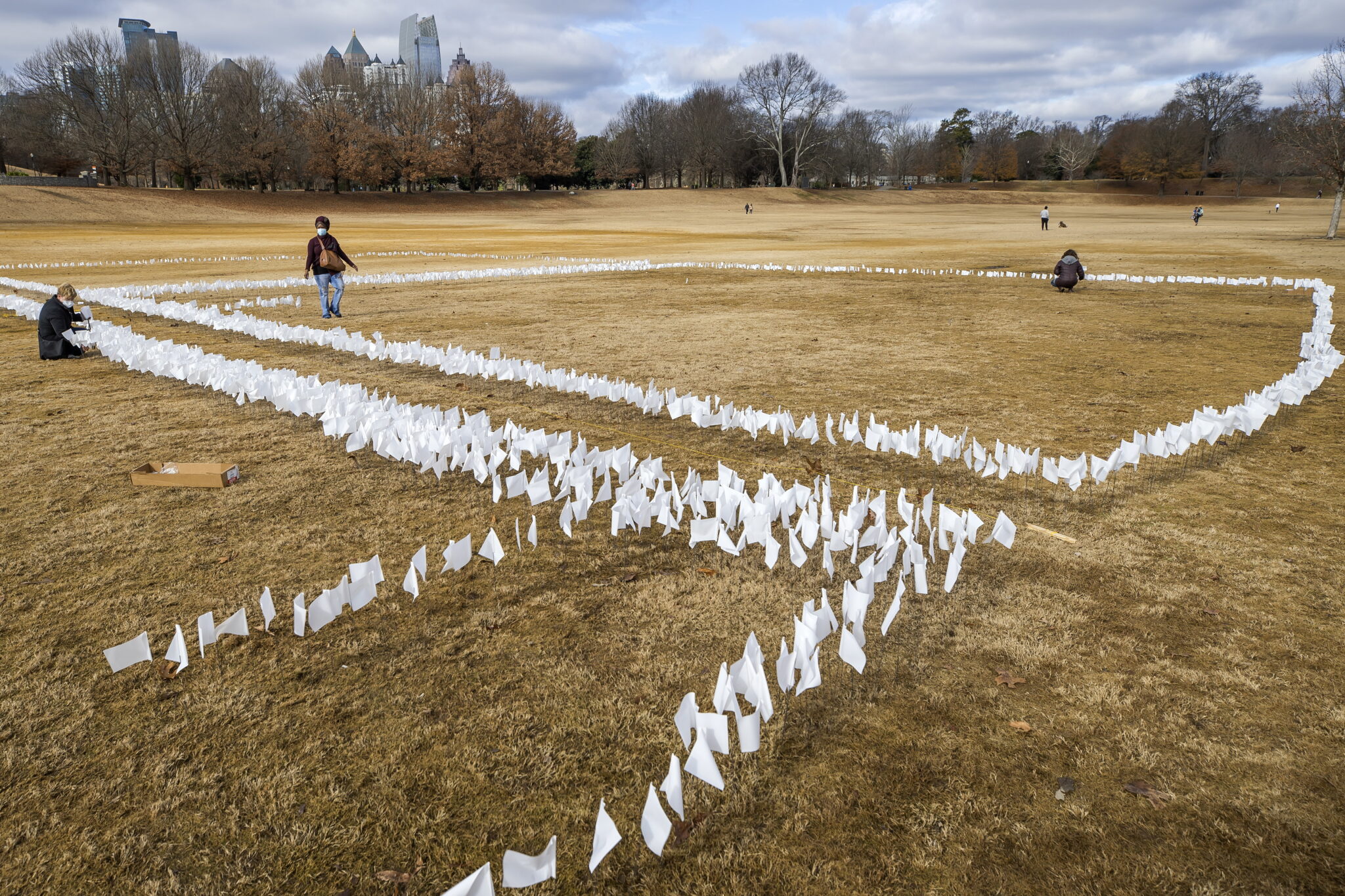 10 000 białych flag upamiętniających zgony związane z pandemią w stanie Georgia, USA, fot. EPA / ERIK S. LESSER 