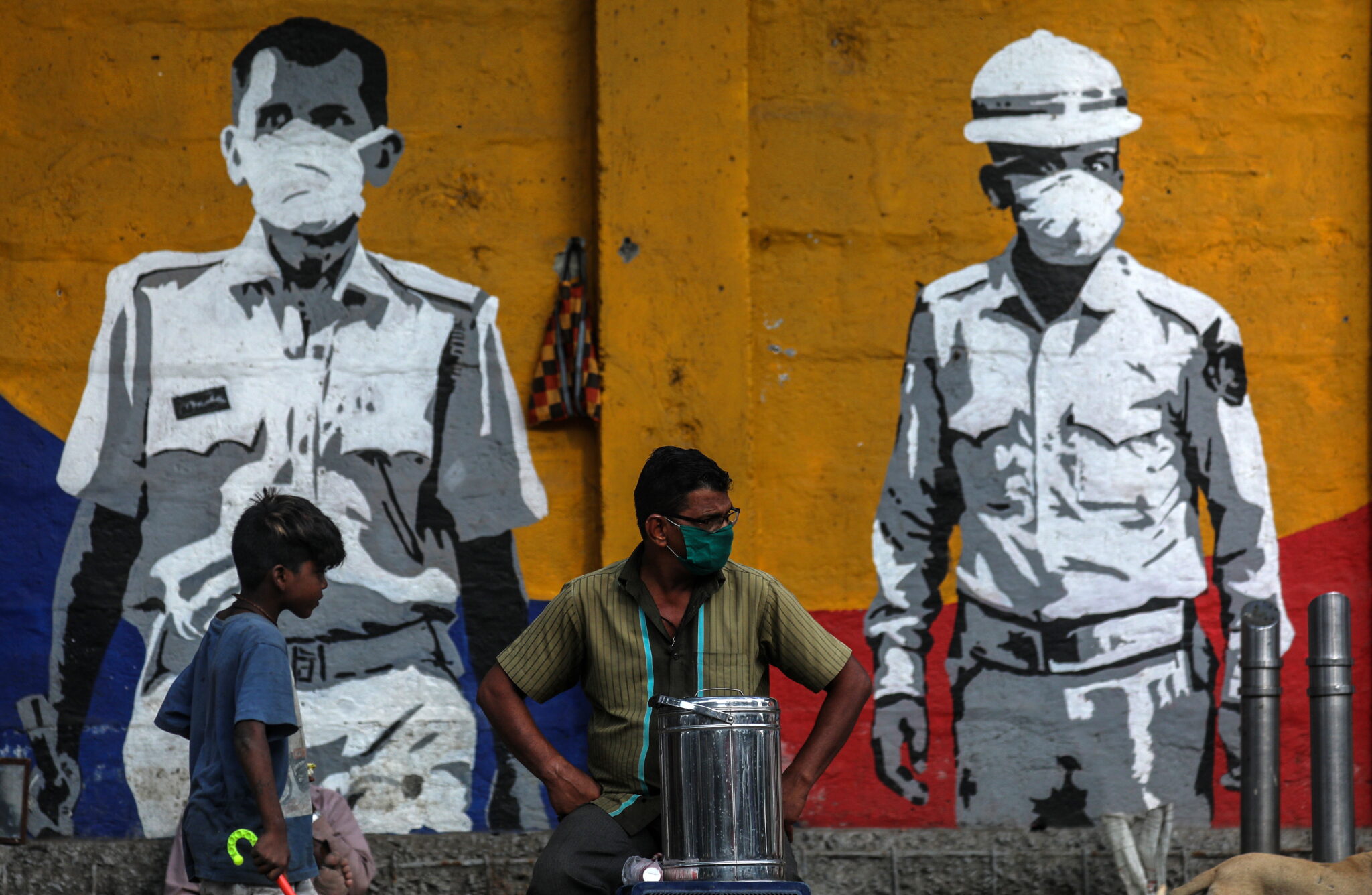 Mural dla medyków, Indie. fot. EPA/DIVYAKANT SOLANKI 