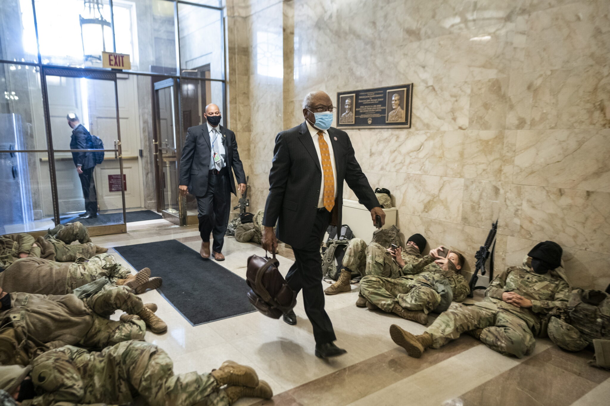 Waszyngton. Żołnierze Gwardii Narodowej Stanów Zjednoczonych, którzy przyjechali bronić Kapitolu odsypiają. fot. EPA/JIM LO SCALZO 