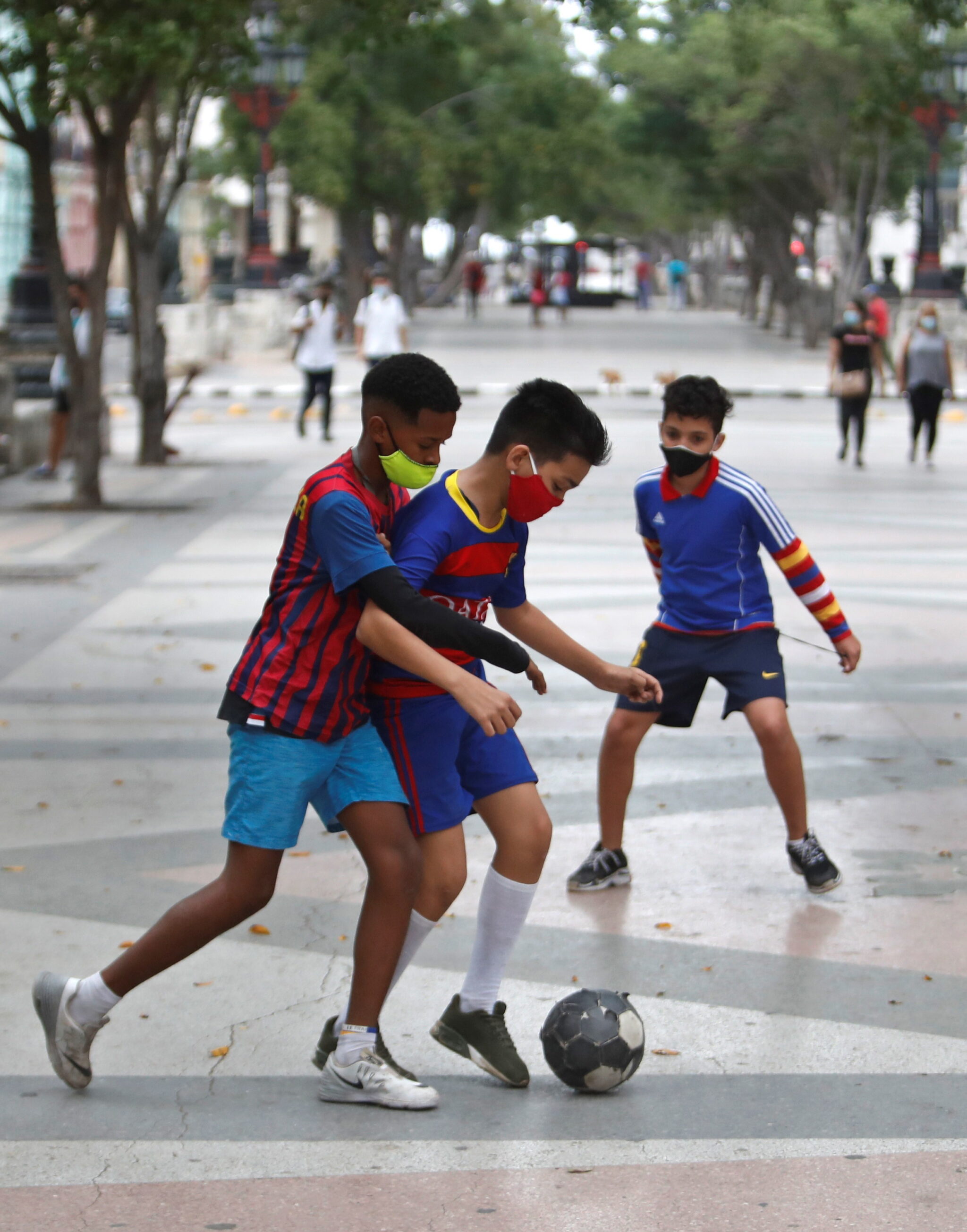 Kuba: Chłopcy grają w piłkę nożną, Paseo del Prado w Hawanie. fot. EPA/Yander Zamora 
