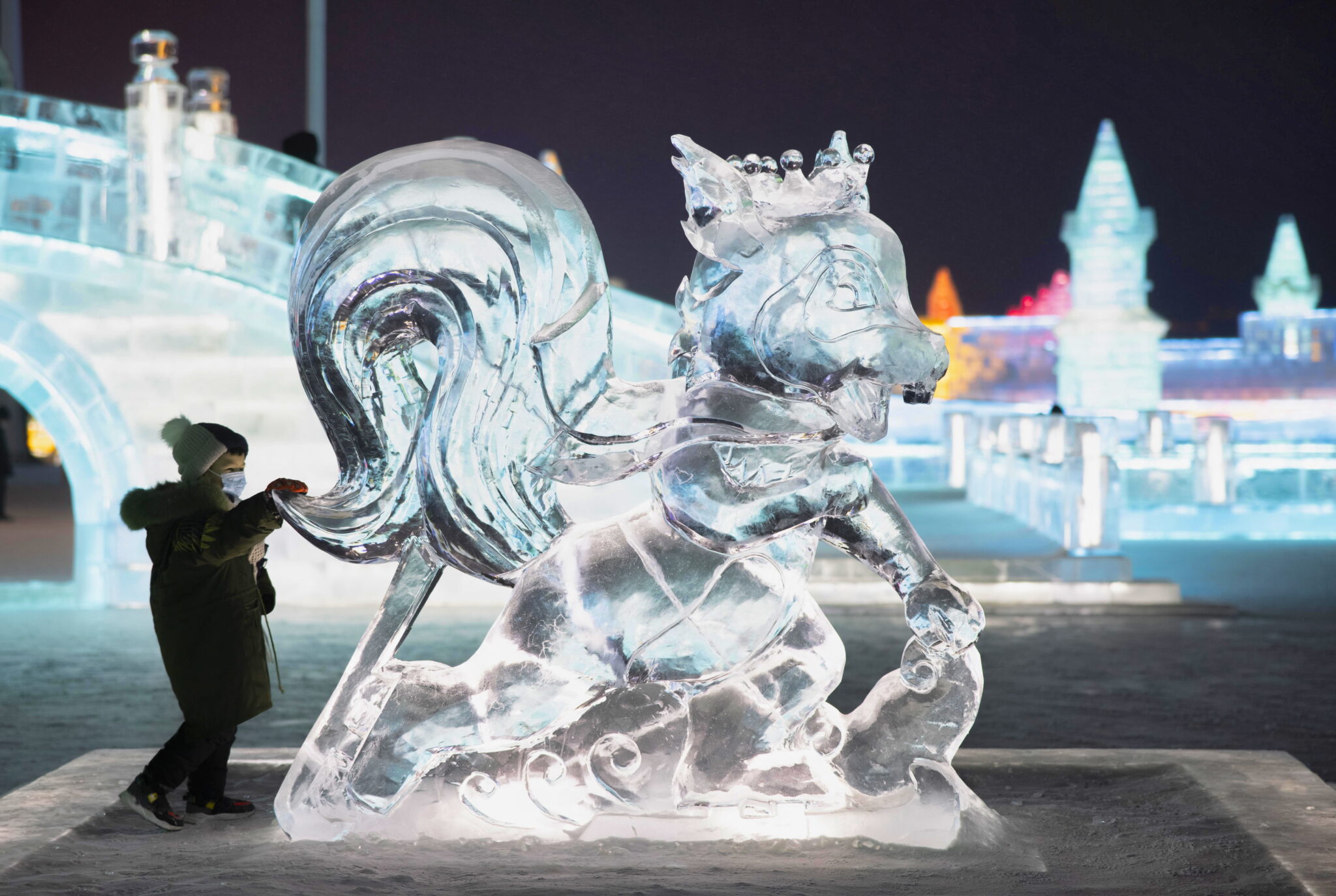 Chiny: Festiwal Rzeźb Lodowych i Śnieżnych w Harbin, prowincja Heilongjiang,  fot.EPA/ALEX PLAVEVSKI