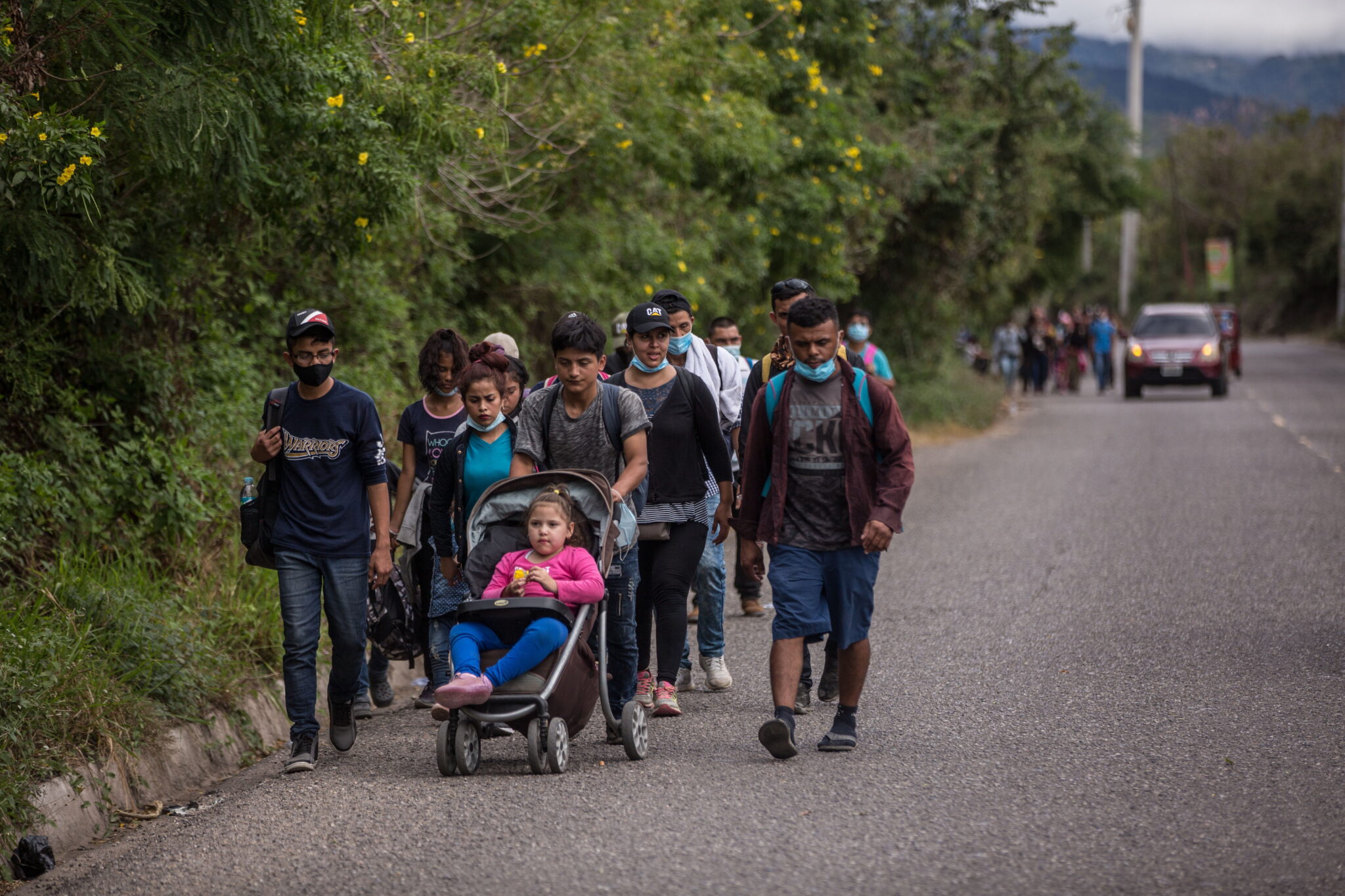 Migranci z Hondurasu idą autostradą w pobliżu Jocotan, Gwatemala, fot. EPA / Esteban Biba 