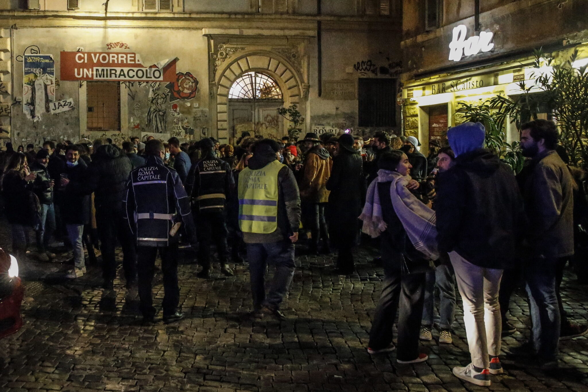 Policja interweniuje w dzielnicy Trastevere w Rzymie, w związku z pandemią zakazane są zgromadzenia i funkcjonowanie pubów, restauracji, fot. EPA / FABIO FRUSTACI 