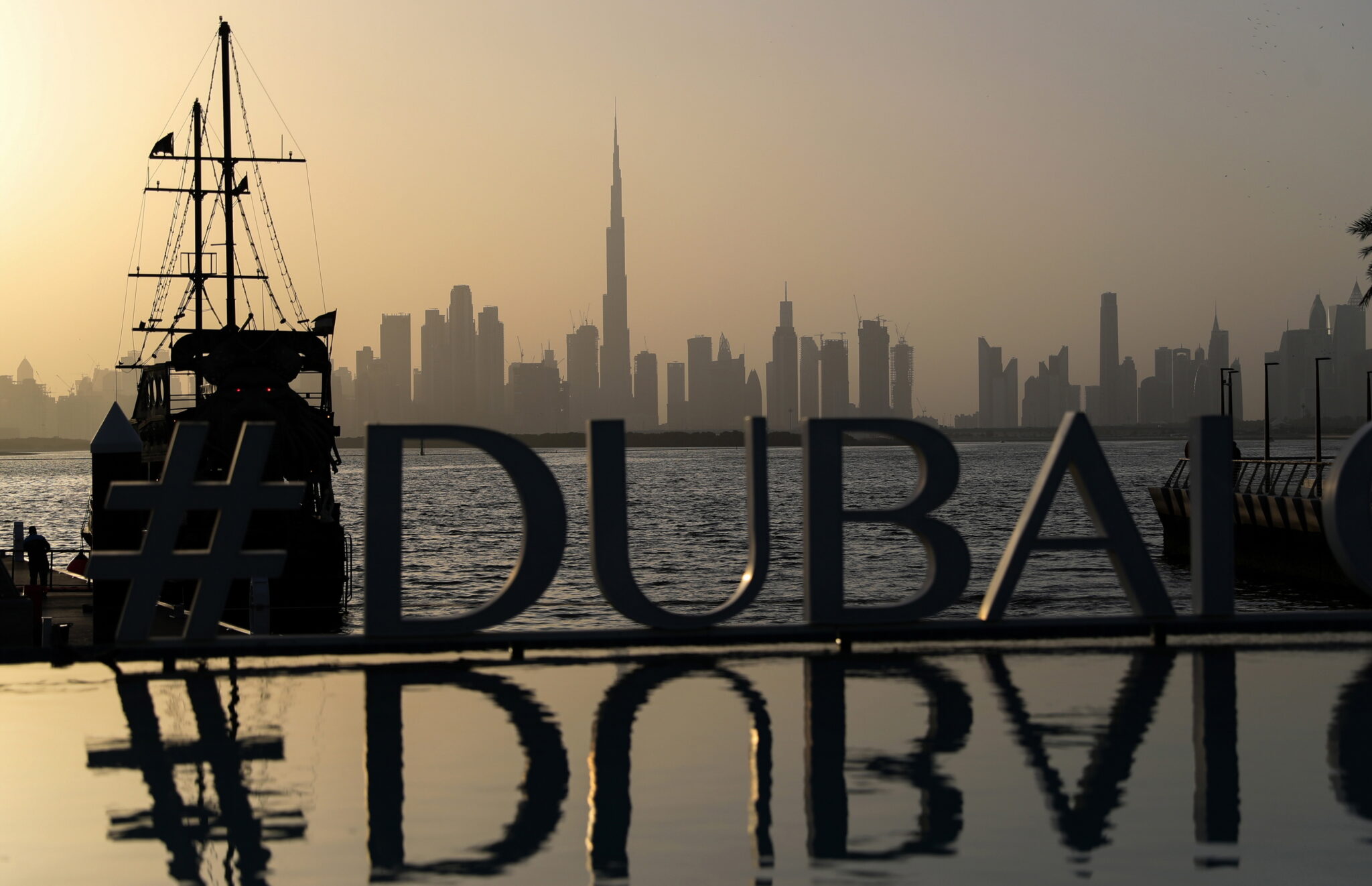 Zachód słońca w Dubaju, fot. PAP/EPA/ALI HAIDER 
