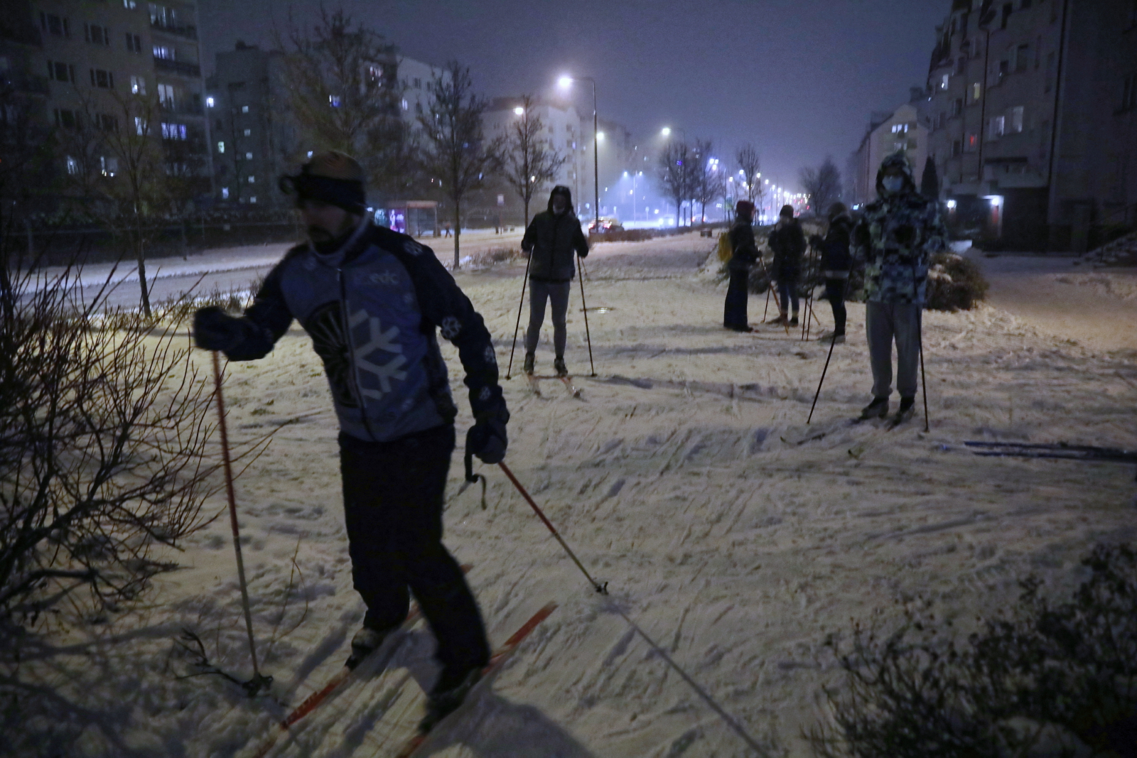 Nocne Biegówki na Kabatach, Warszawa. Fot. PAP/Wojciech Olkuśnik