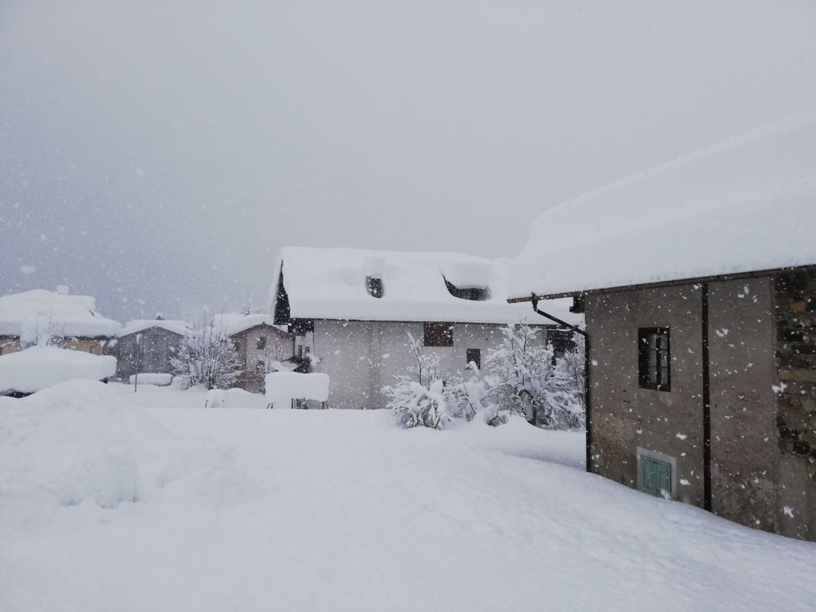 Śnieg w Dolomitach  EPA/SERENA SCARDANZAN 
