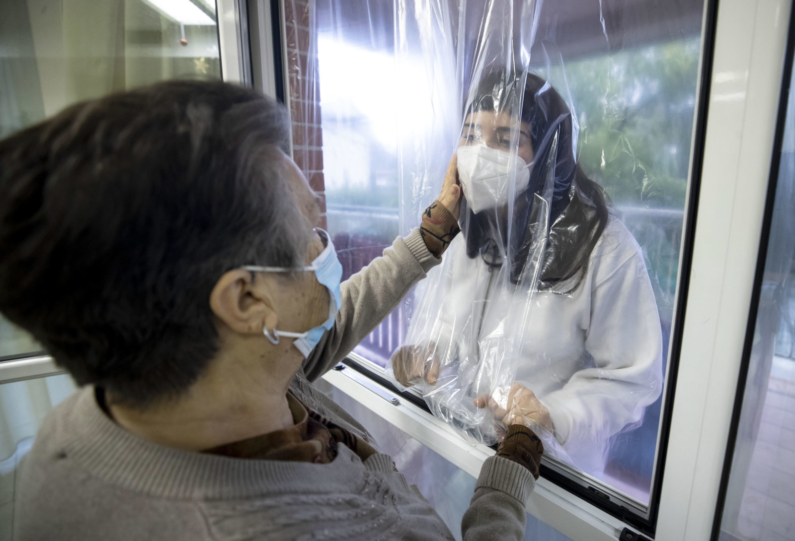 Spotkanie z pacjentem chorym na koronawirusa fot. EPA/MASSIMO PERCOSSI 