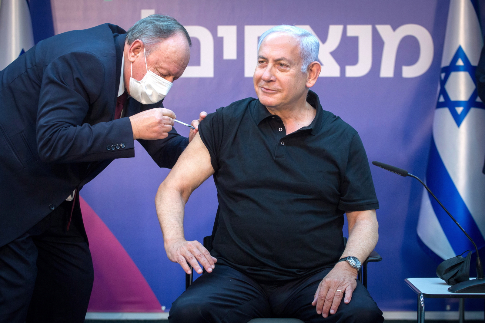Premier Izreala - 
Binjamin Netanjahu podczas szczepienia na COVID-19 fot. EPA/Miriam Elster