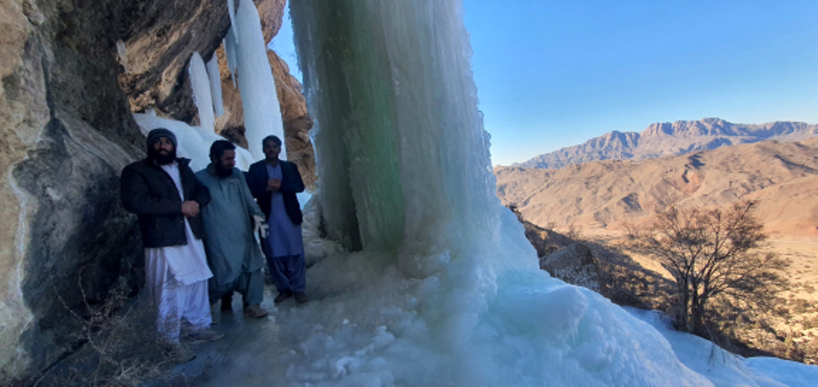 Również w Pakistanie nieoczekiwany zwrot pogodowy. Zamarznięty wodospad. Fot. EPA/JAMAL TARAQAI 