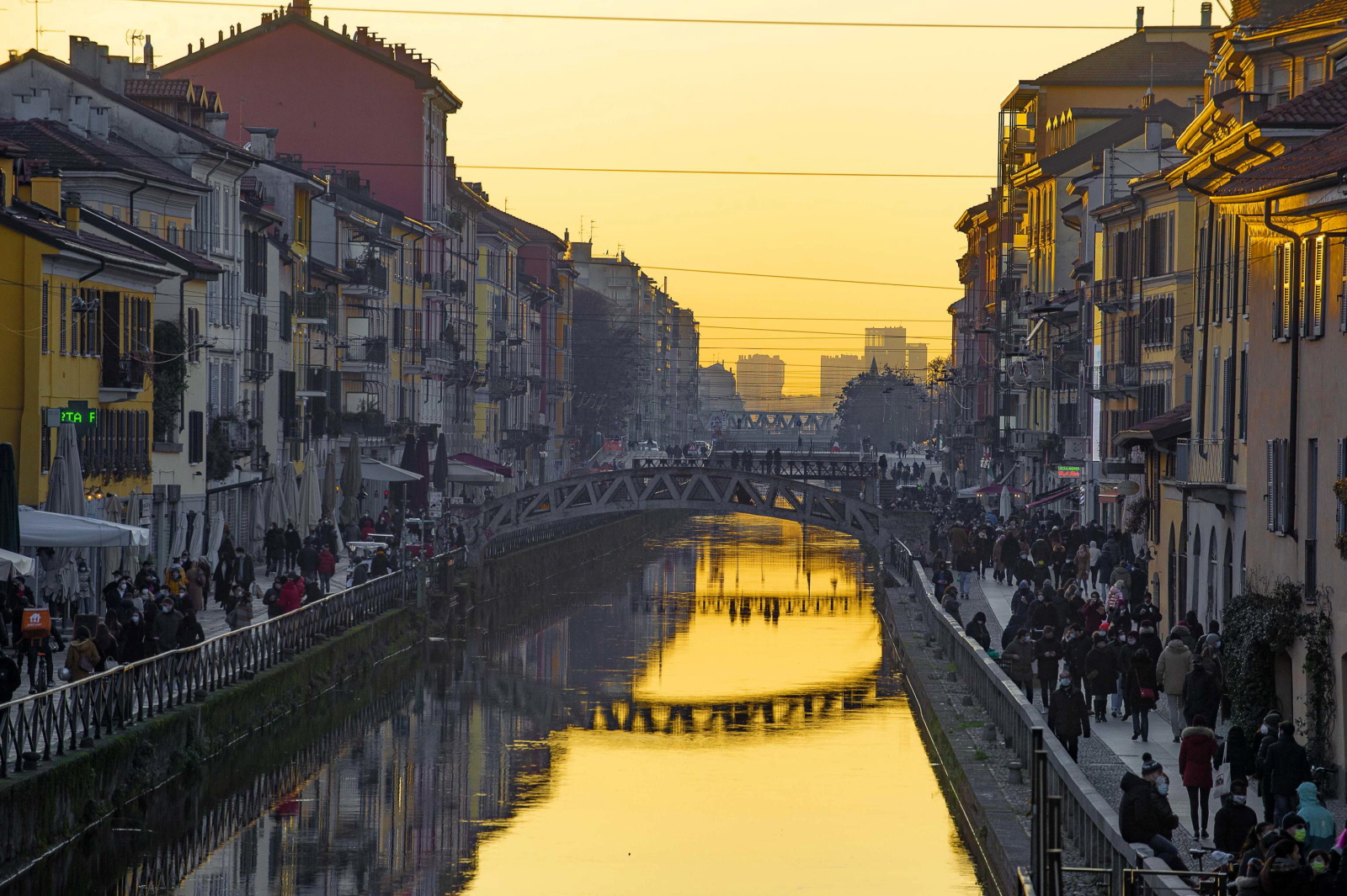 Ulice Milanu we Włoszech. Fot. EPA/Andrea Fasani 