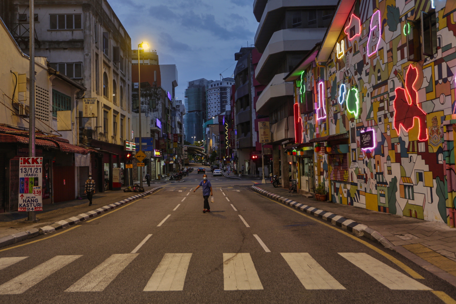 Puste ulice podczas lockdownu w Malezji. Fot. EPA/AHMAD YUSNI 