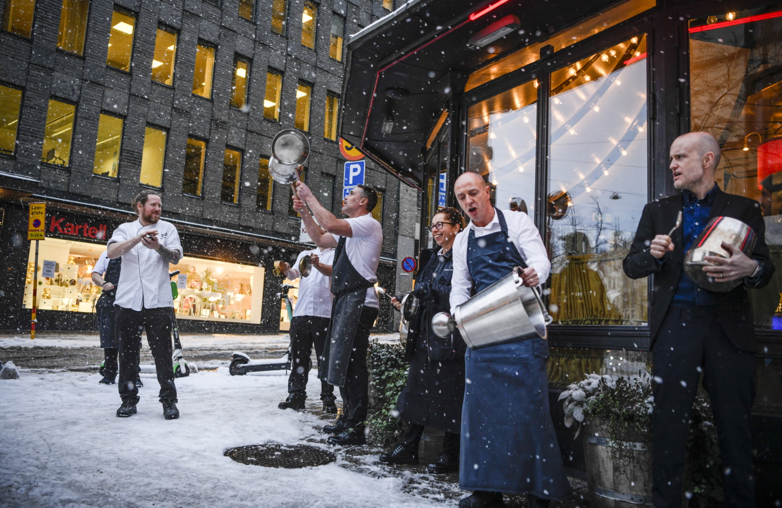 Protest restauratorów w Sztokholmie, przeciwko obostrzeniom. Fot. EPA/CARL-OLOF ZIMMERMAN