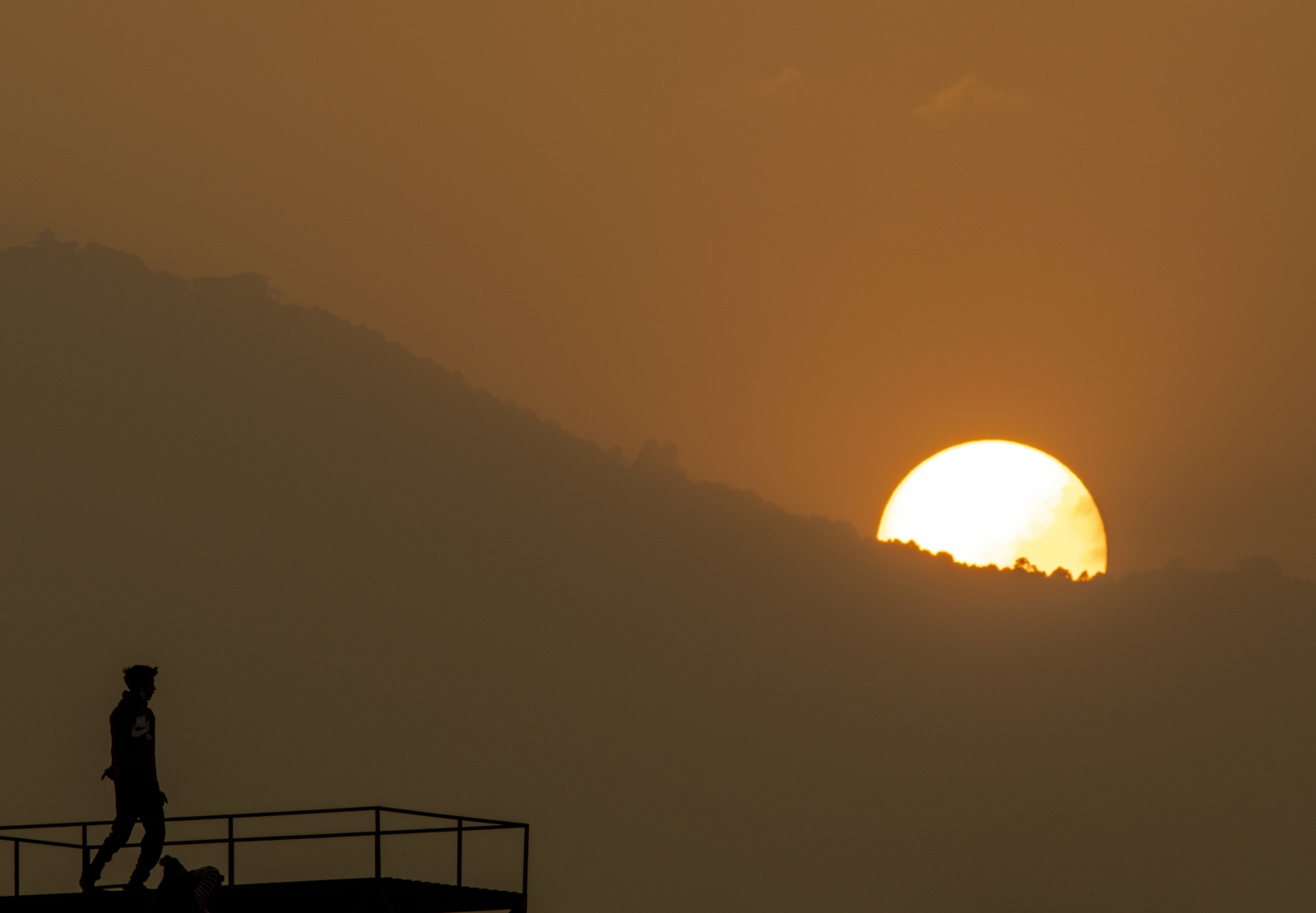 Wschód słońca w Nepalu fot. EPA/NARENDRA SHRESTHA 