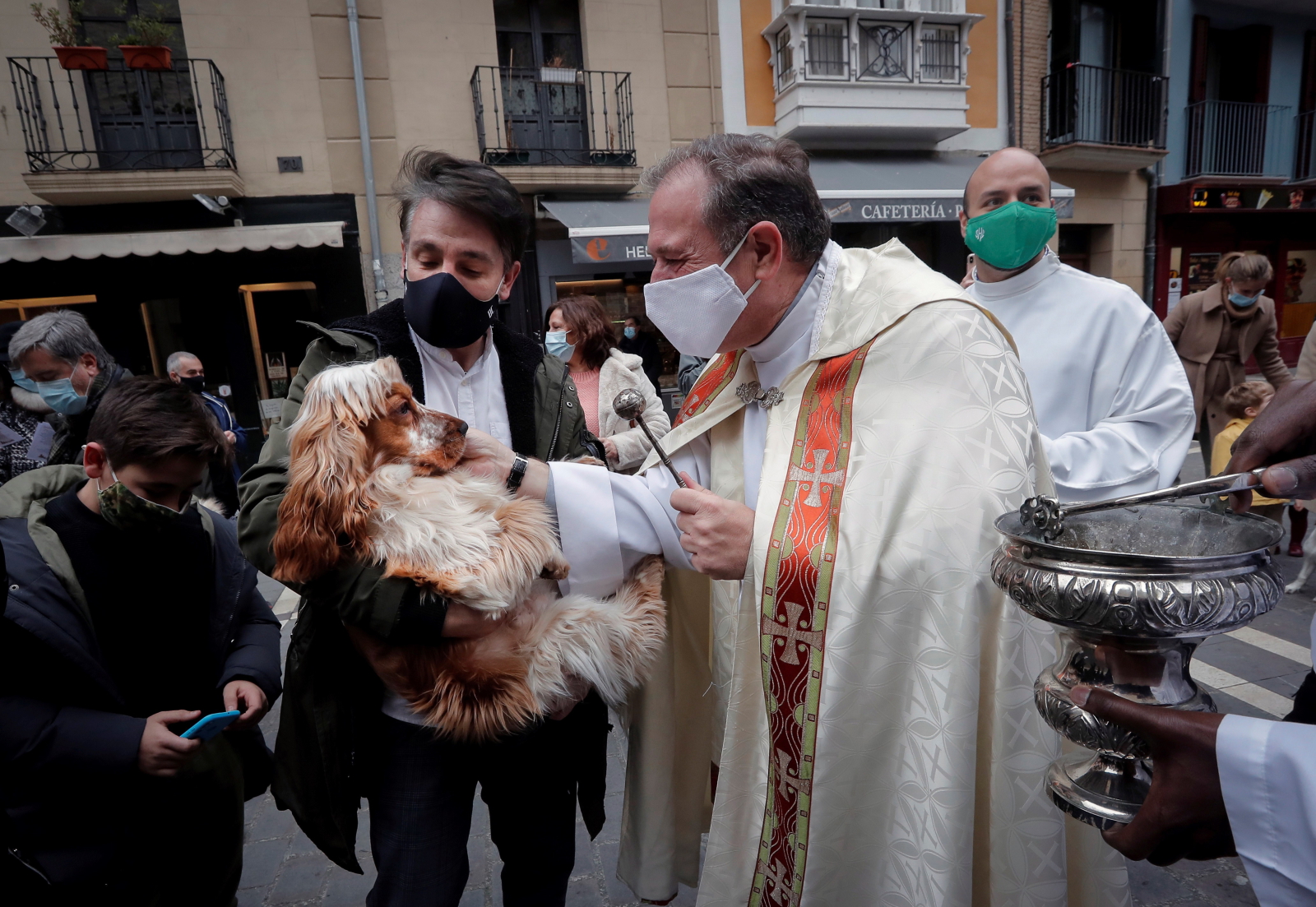 Święcenie psów w Hiszpanii fot.  EPA/Villar Lopez 