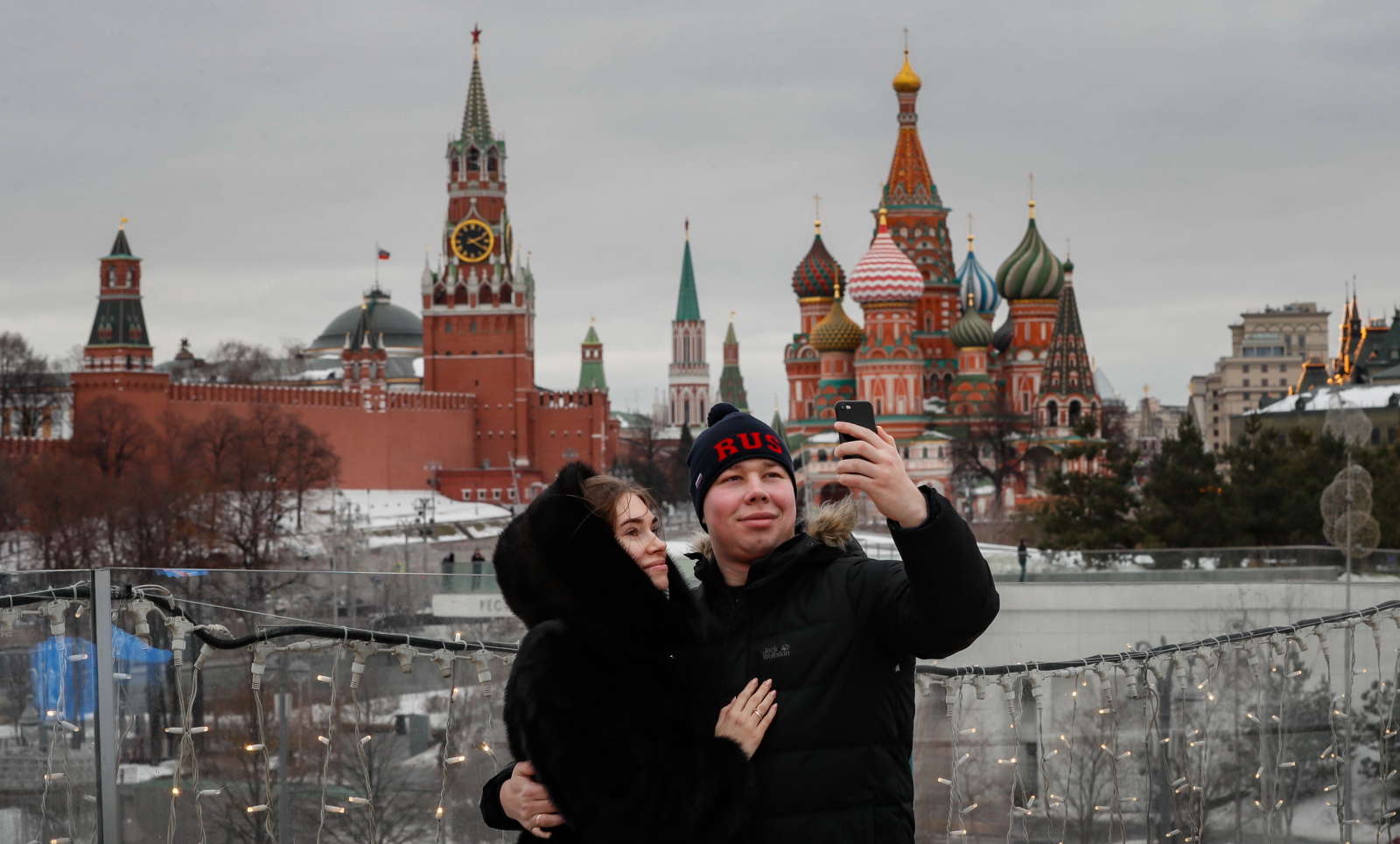 Turyści w Moskwie Fot. 	PAP/EPA/YURI KOCHETKOV