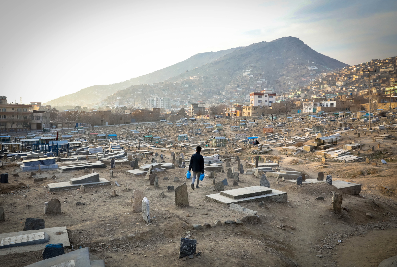 Cmentarz w Afganistanie Fot. PAP/EPA/HEDAYATULLAH AMID