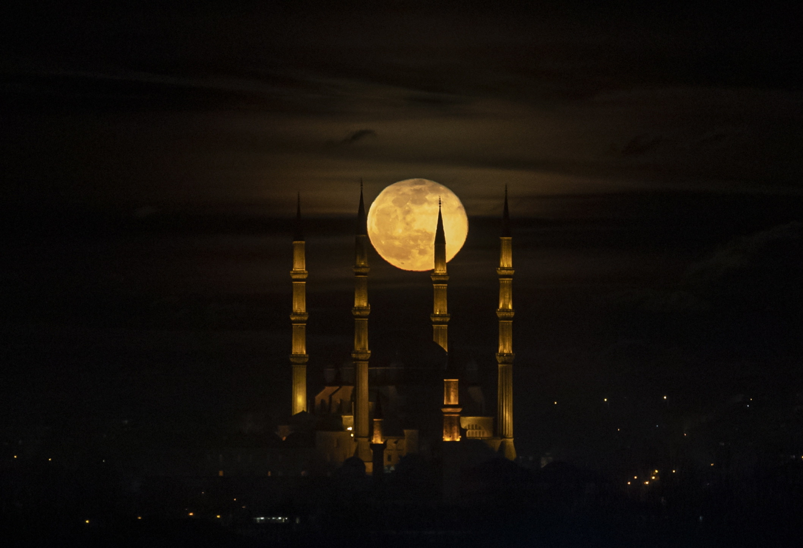 Księżyc w Turcji EPA/ERDEM SAHIN 