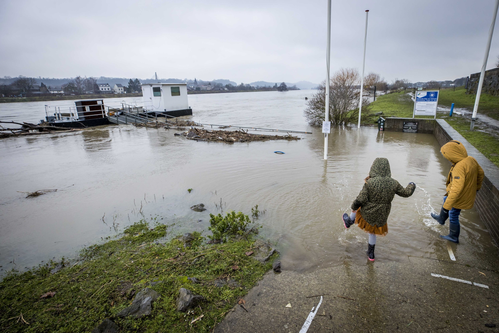 Powodzie w Holandii fot. fot. EPA/MARCEL VAN HOORN