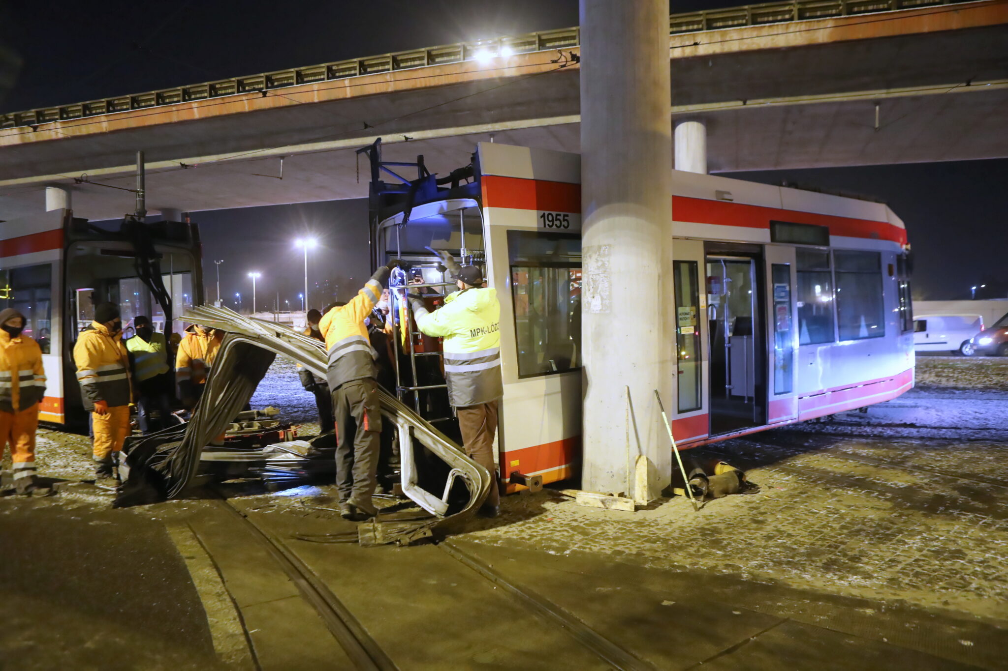 Łódź: wypadek z udziałem tramwaju, 3 osoby doznały lekkich obrażeń, fot. PAP/Roman Zawistowski