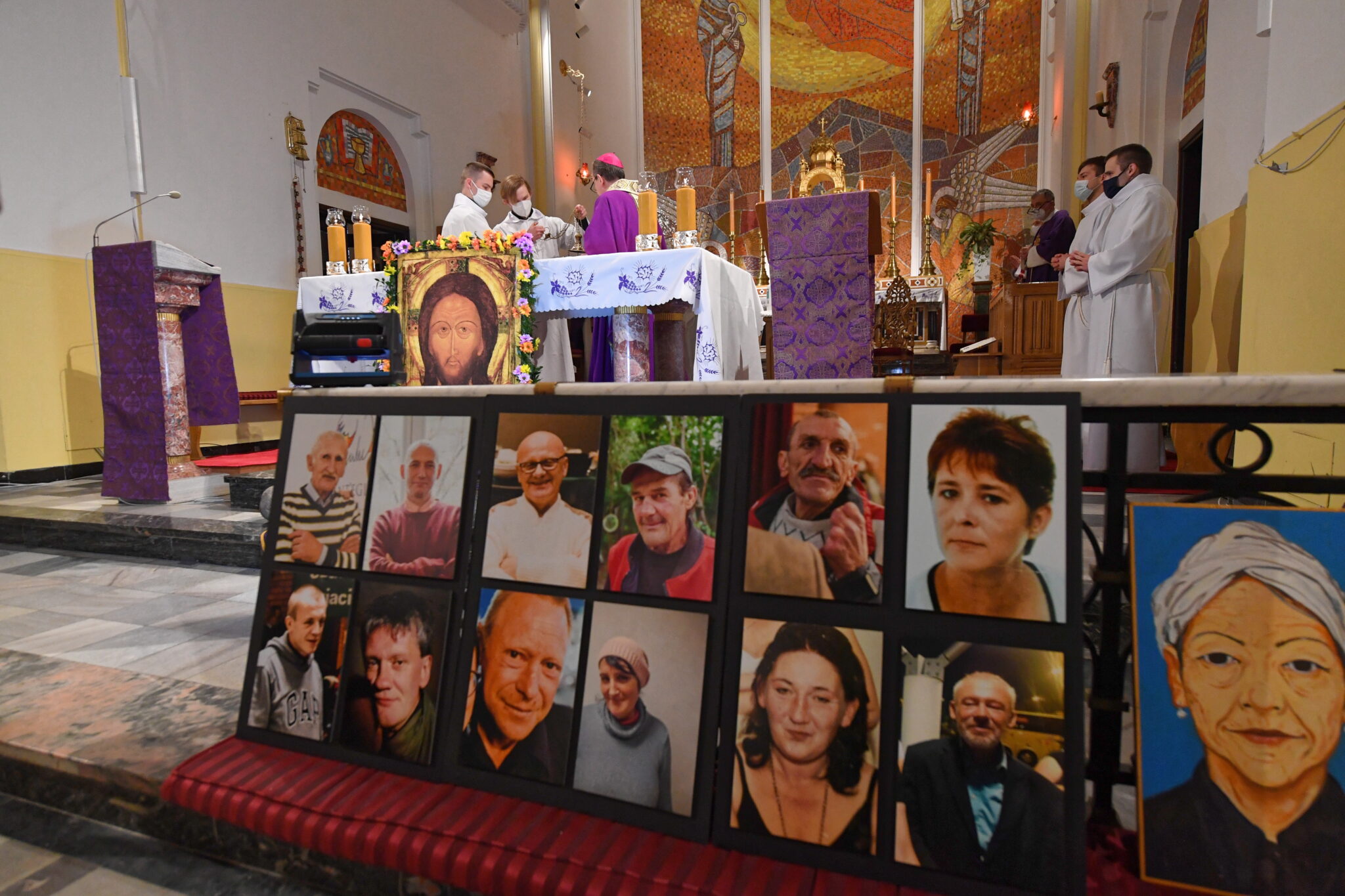 Msza św. za zmarłych bezdomnych w parafii św. Barbary przy ul. Nowogrodzkiej w Warszawie. W czasie dorocznej mszy, organizowanej przez Wspólnotę Sant’Egidio, odczytane zostały imiona tych, którzy żyli i zmarli na ulicach miasta. fot. PAP/Piotr Nowak